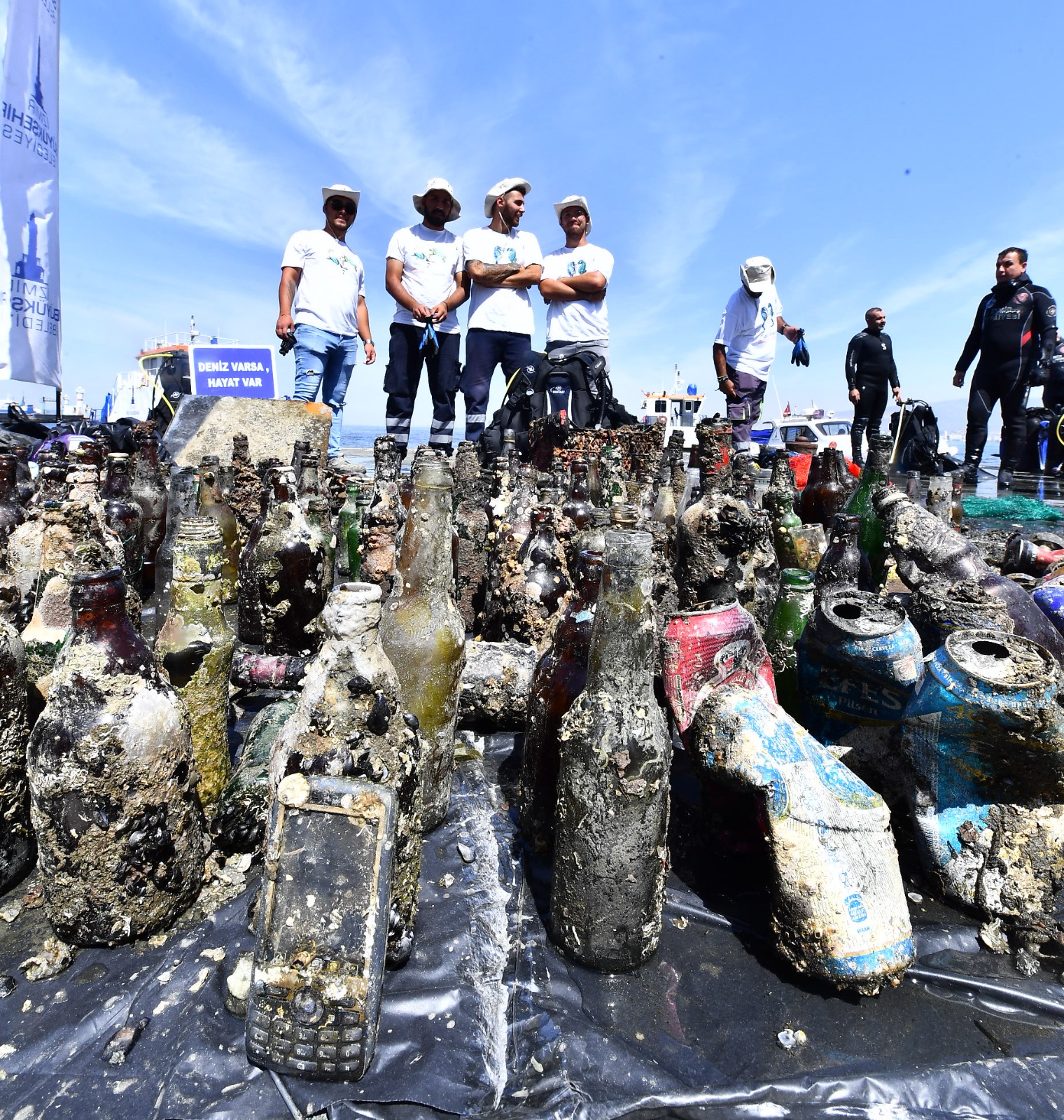 İzmir Körfezi’nde temizlik: Sepet de çıktı cep telefonu da