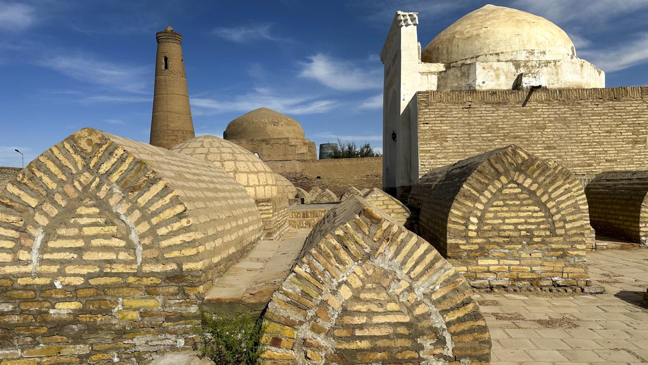 Özbekistan'da yeraltı suyu zemine yakın olduğu için ölenler toprağın üstüne defnediliyor