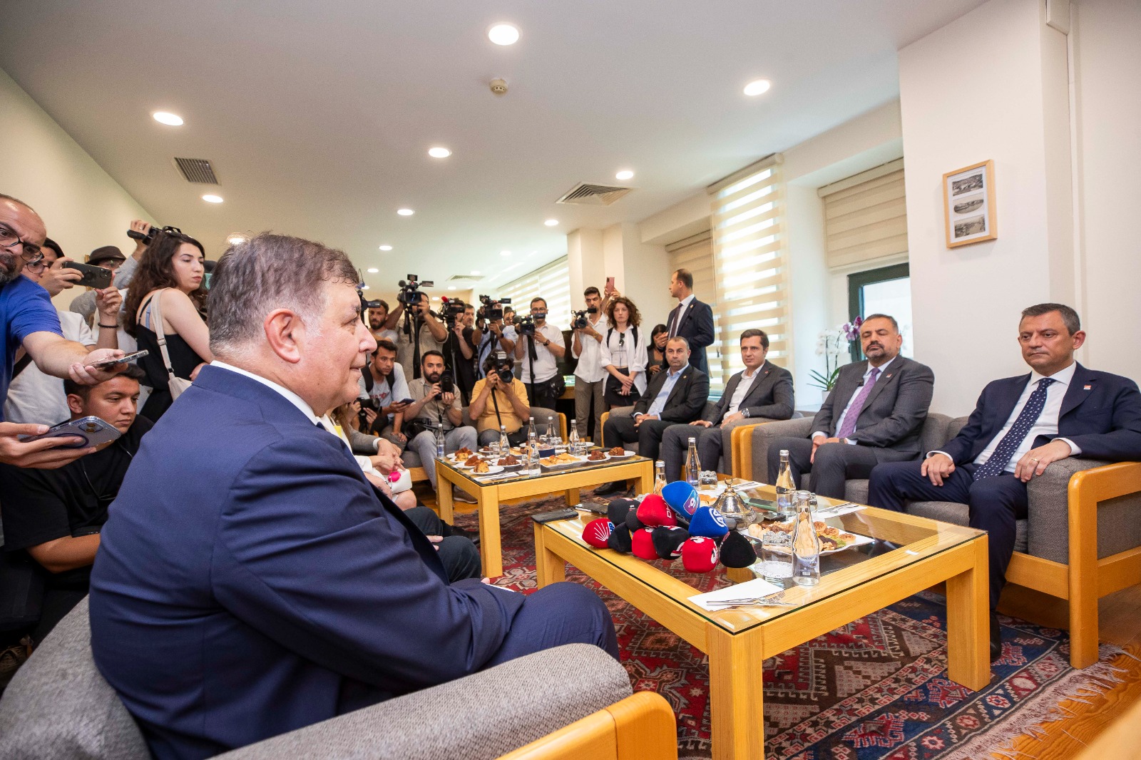 CHP Genel Başkanı Özgür Özel, Başkan Tugay’ı ziyaret etti