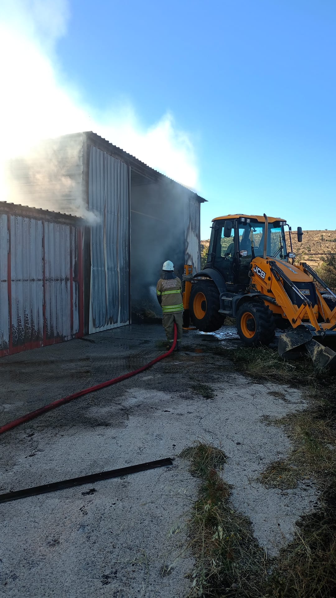 İzmir İtfaiyesi iki yangına birden müdahale etti