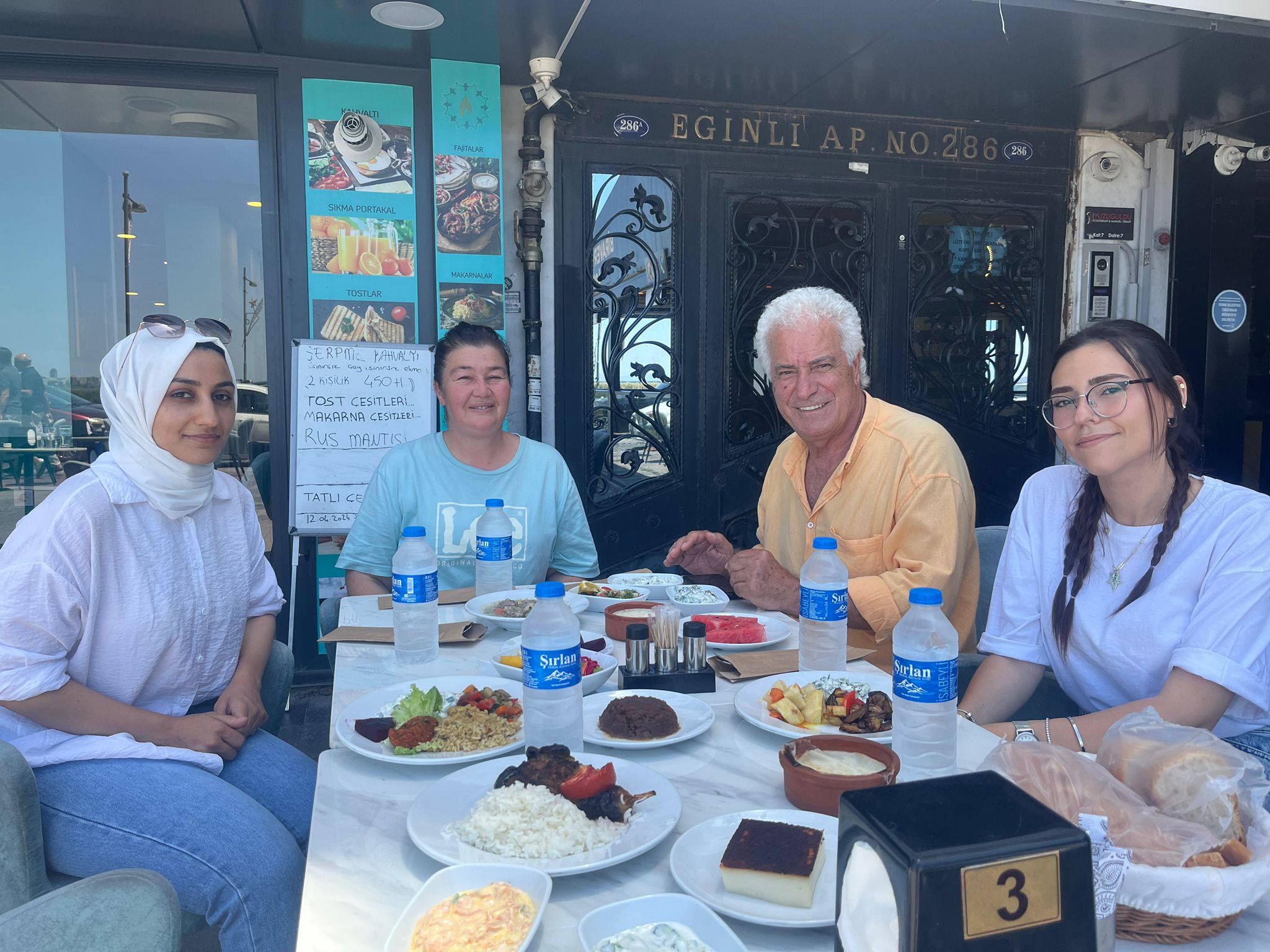 Alsancak'ta Lezzet ve Kalitenin Aile Dostu Buluşma Noktası: "Meş'ale"