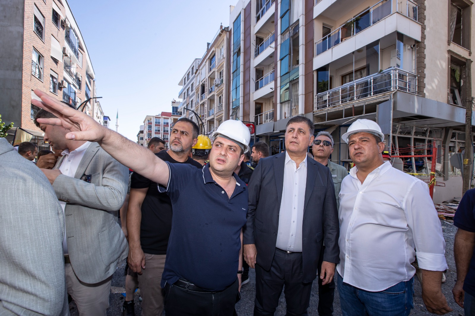 Başkan Tugay patlamanın yaşandığı bölgede inceleme yaptı, yaralıları ziyaret etti