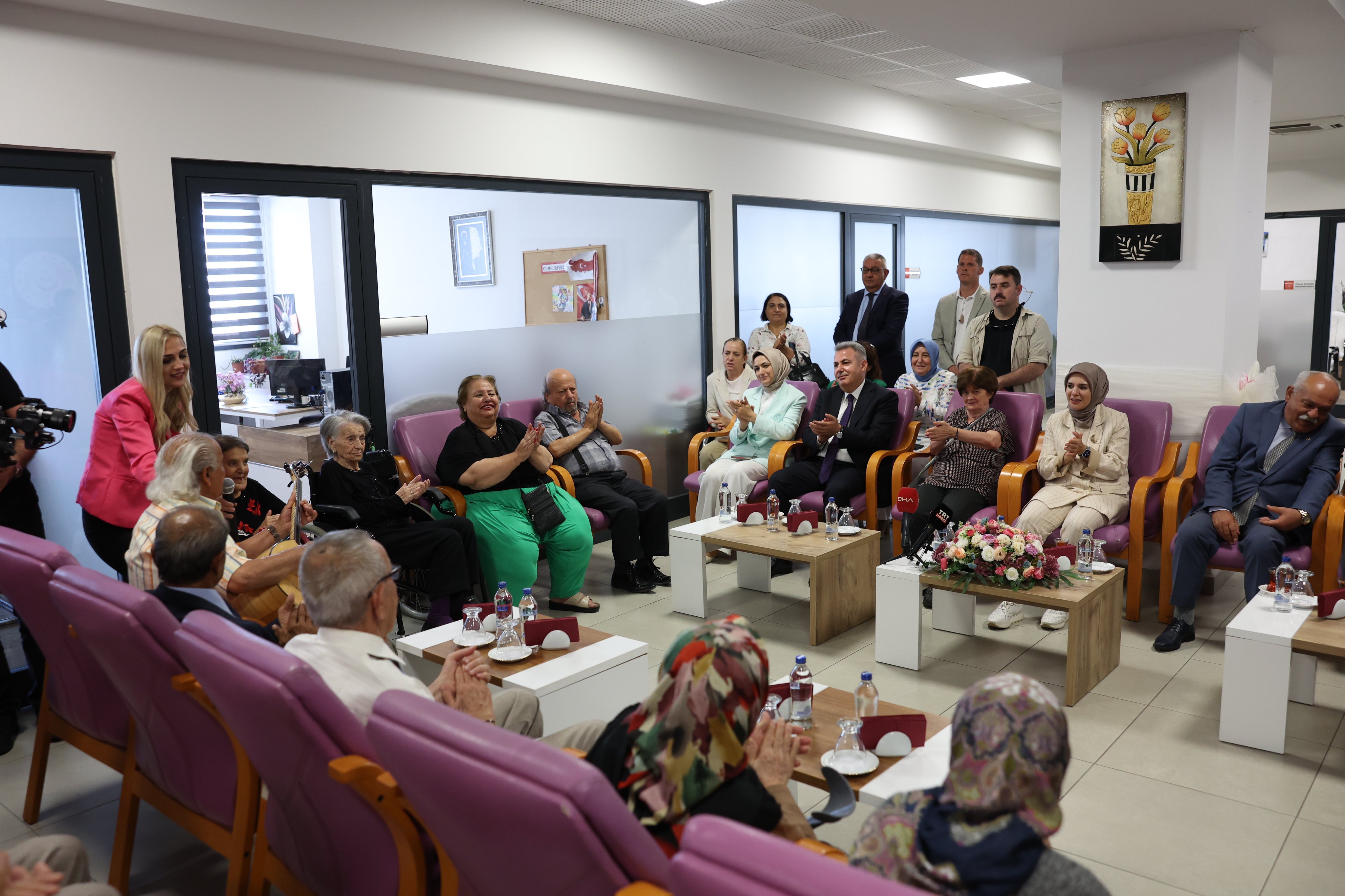 İzmir Valisi Elban ve Bakan Göktaş'tan Buca Huzurevi ve Özel Çocuklara Ziyaret