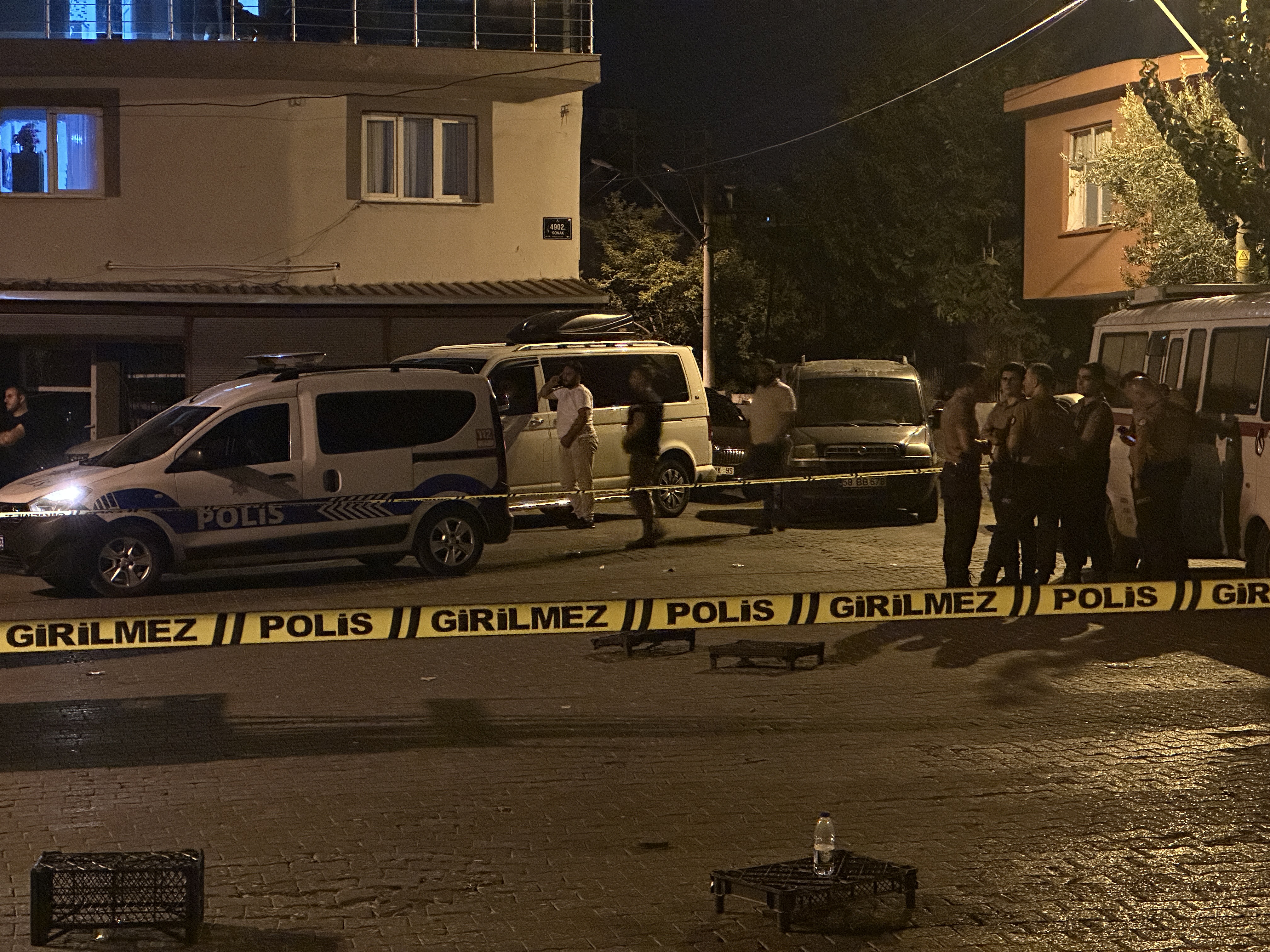 İzmir'de sokakta iki grup arasında silahlı kavga: 4 yaralı