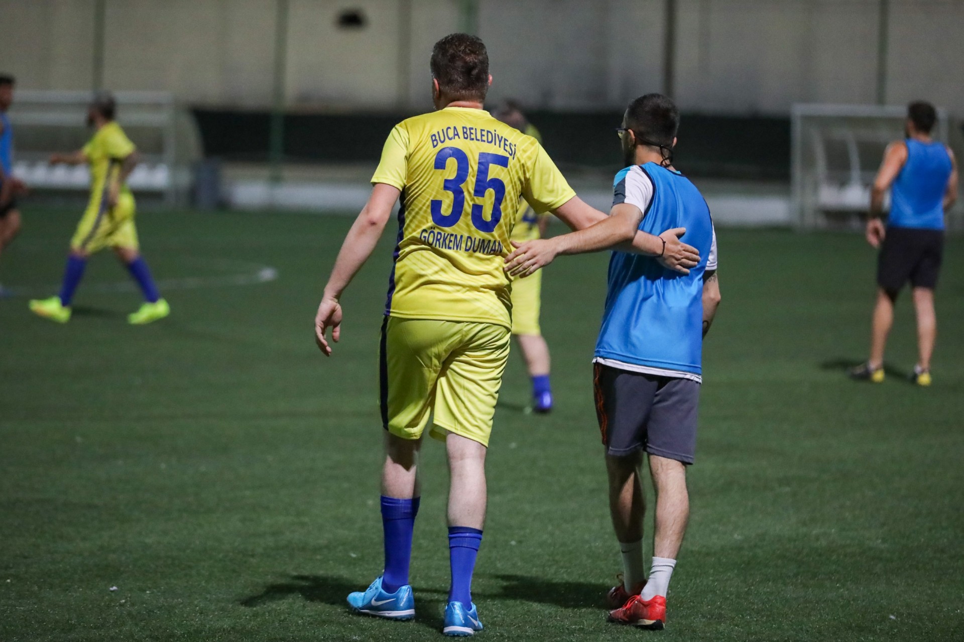 Belediye Başkanı Görkem Duman, gençlerle dostluk maçında buluştu