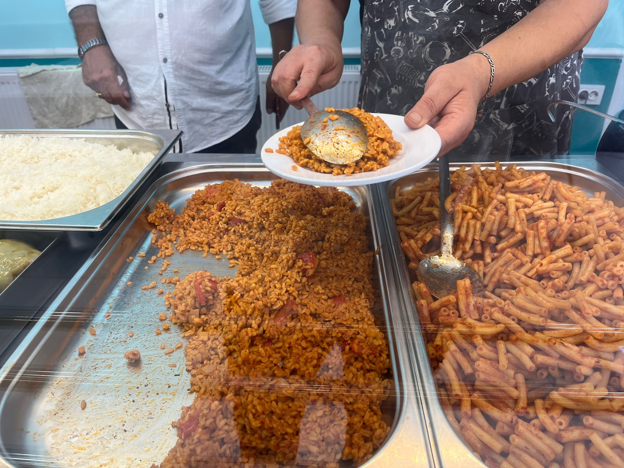 Alsancak'ta Lezzet ve Kalitenin Aile Dostu Buluşma Noktası: "Meş'ale"