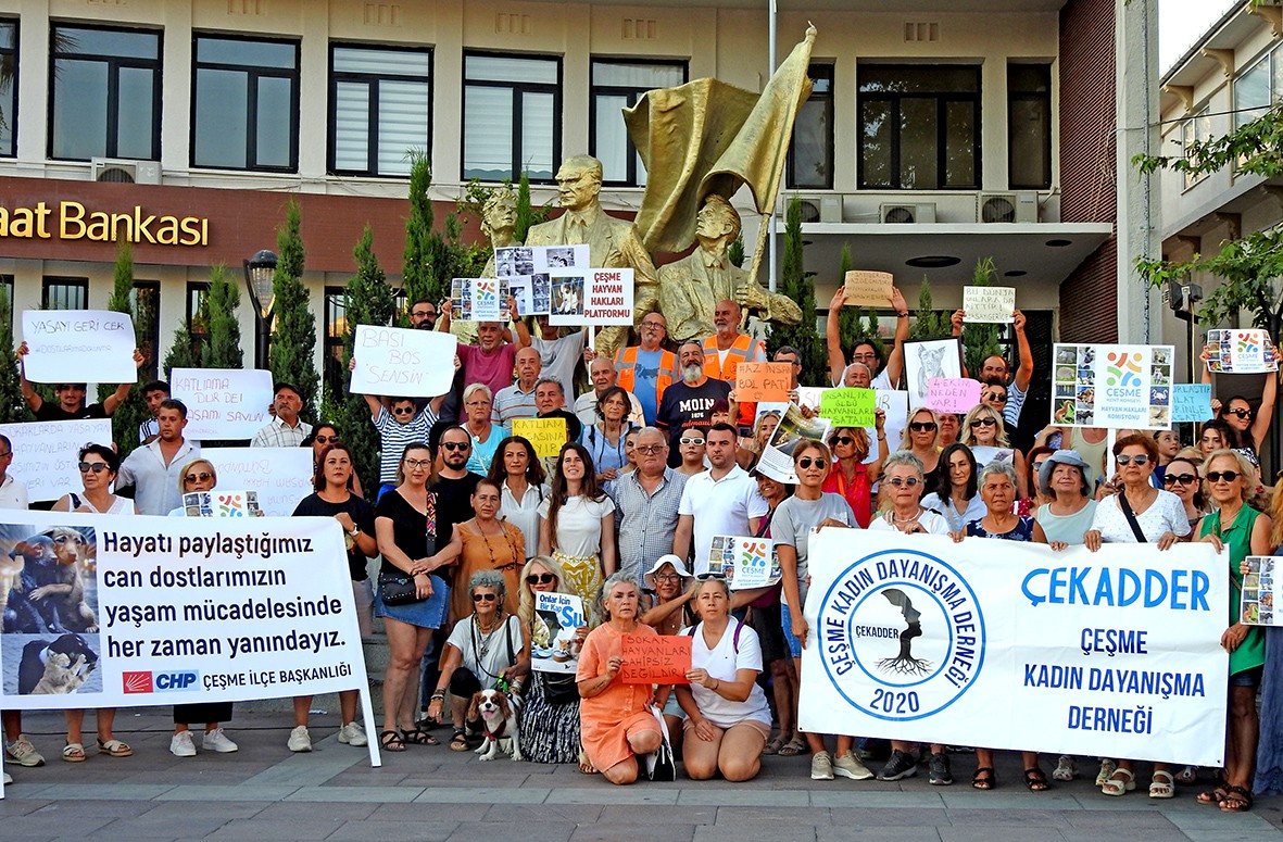 Çeşme'de hayvanseverler ses yükseltti: "Katliam Yasasına Hayır!"