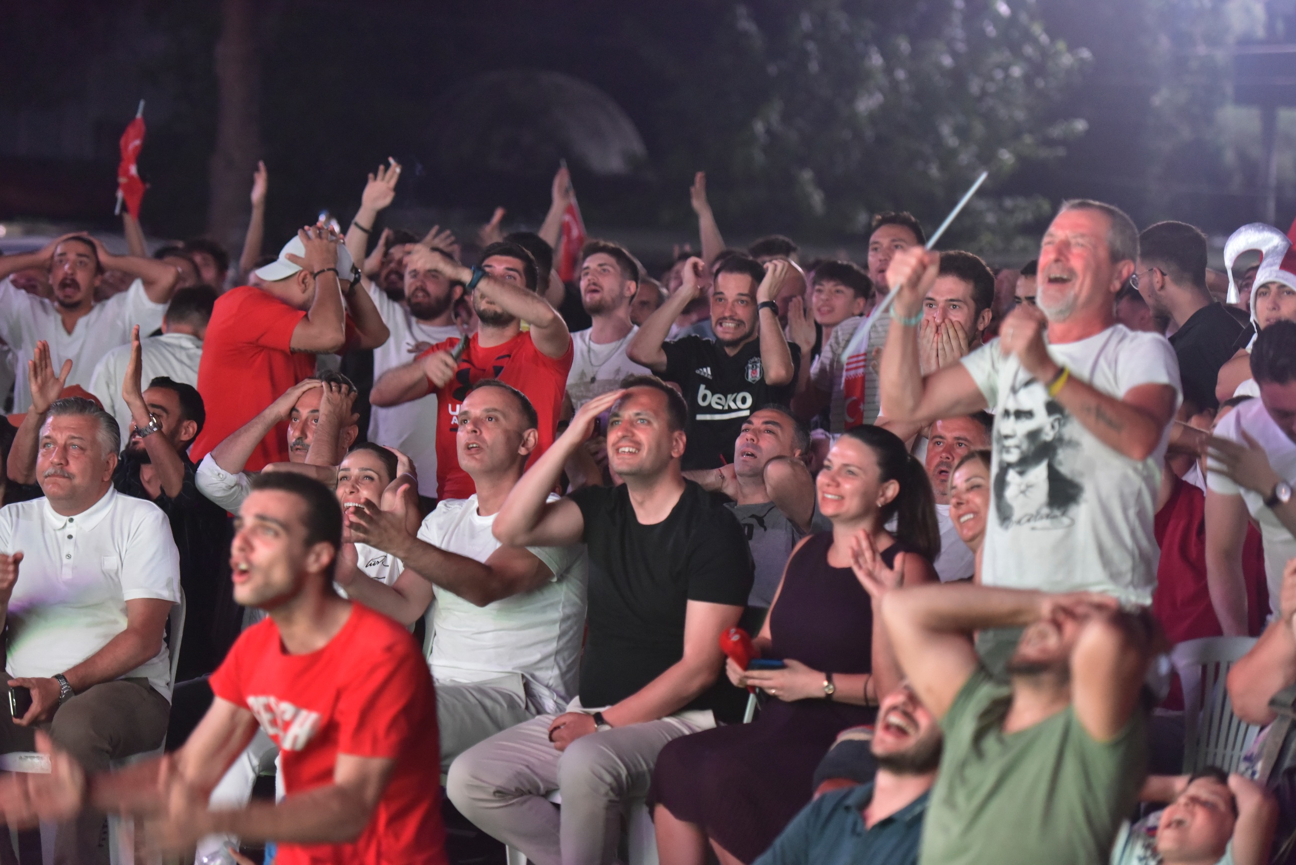 Bornova'da yarı final için dev ekran kuruluyor