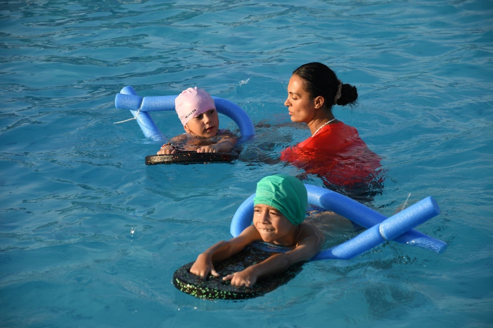 Karabağlar Belediyesi’nden çocuklara yüzme eğitimi