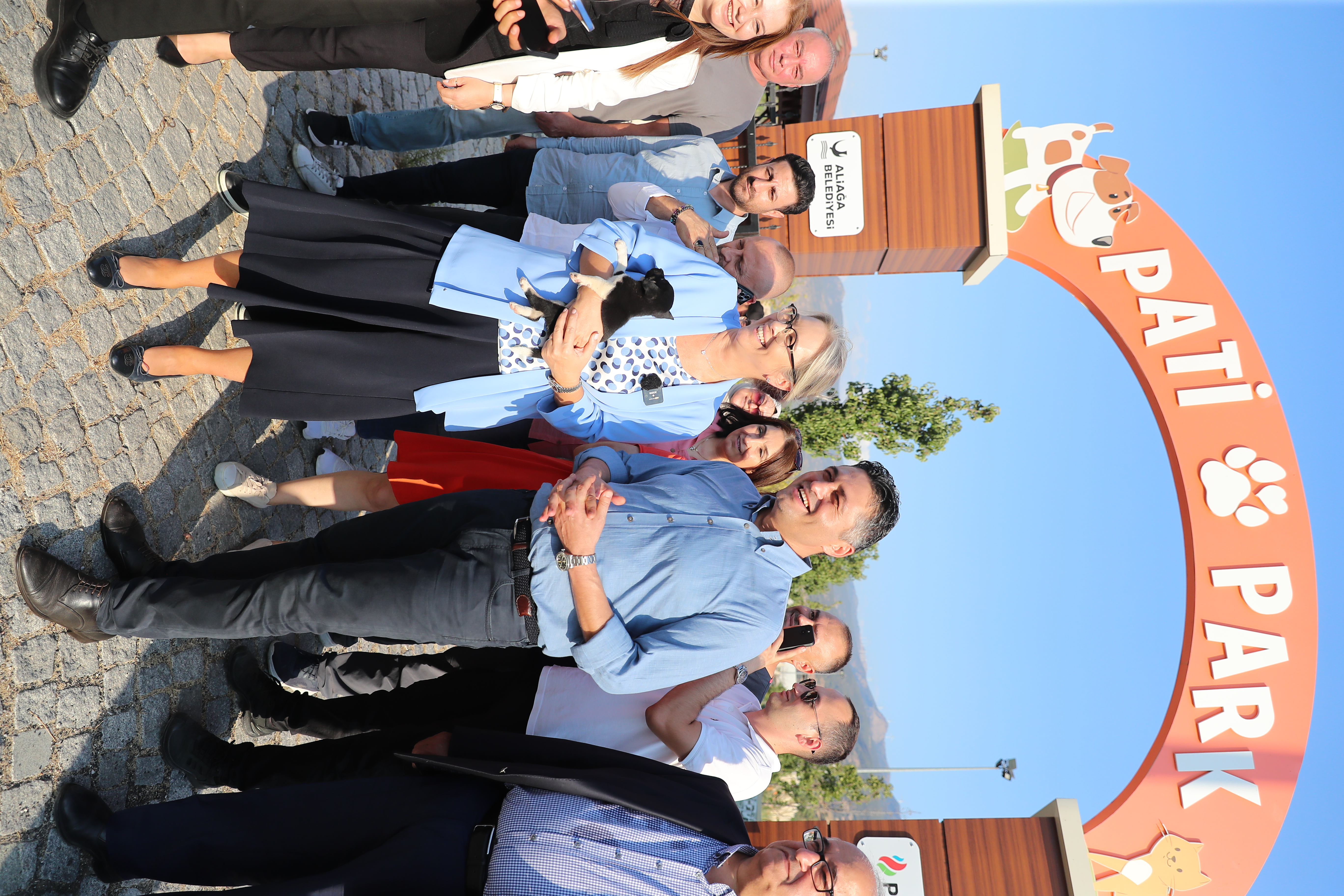 AK Parti İzmir Milletvekili Ceyda Bölünmez Çankırı Barınaktan Yavru Köpek Sahiplendi