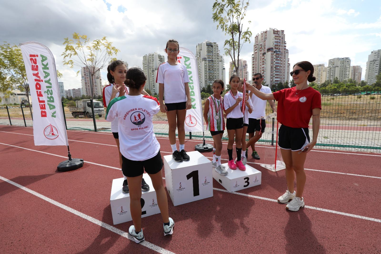 Karşıyakalı çocuklar atletizm şenliğinde buluştu