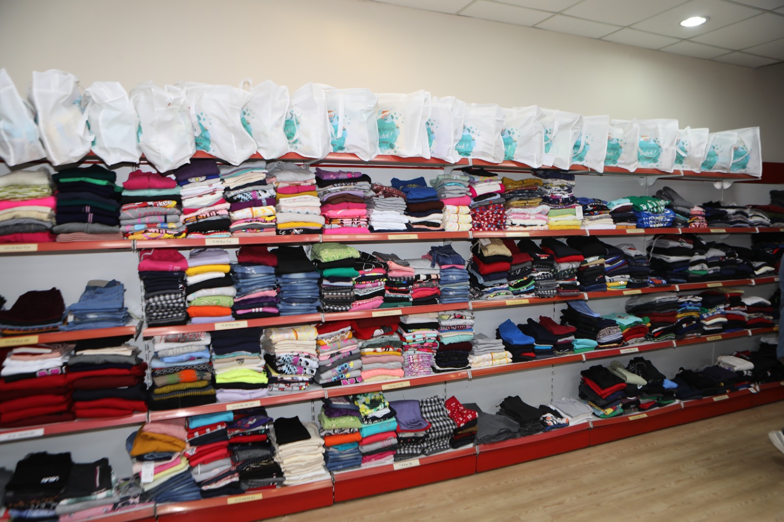 Bayraklı'da sosyal market açıld