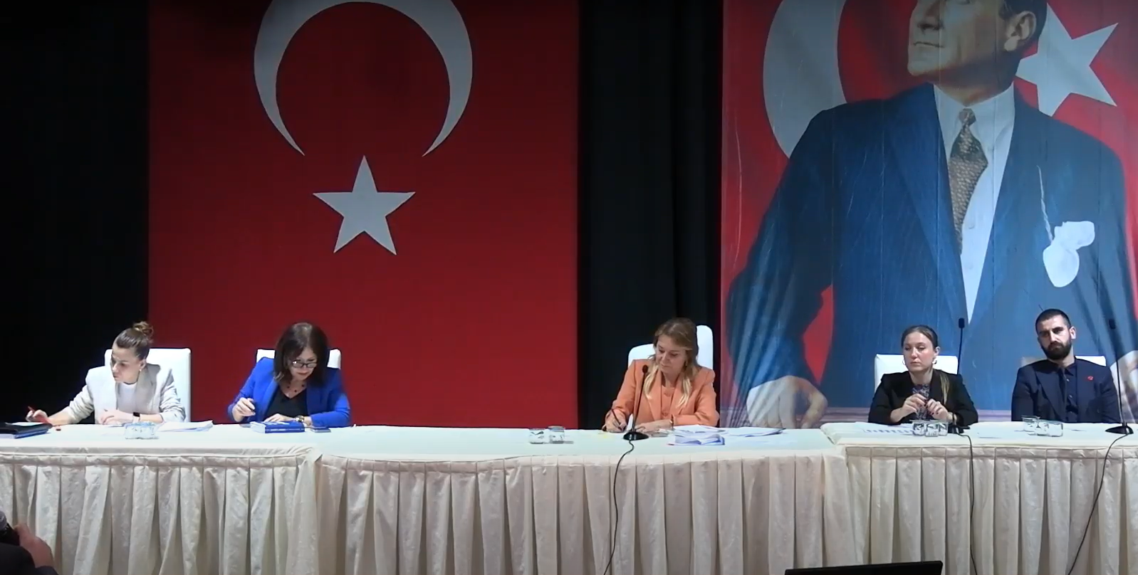 Konak Belediyesi Meclisinde Bütçe Tartışması: Performans Programı Oy Çokluğu ile Kabul Edildi