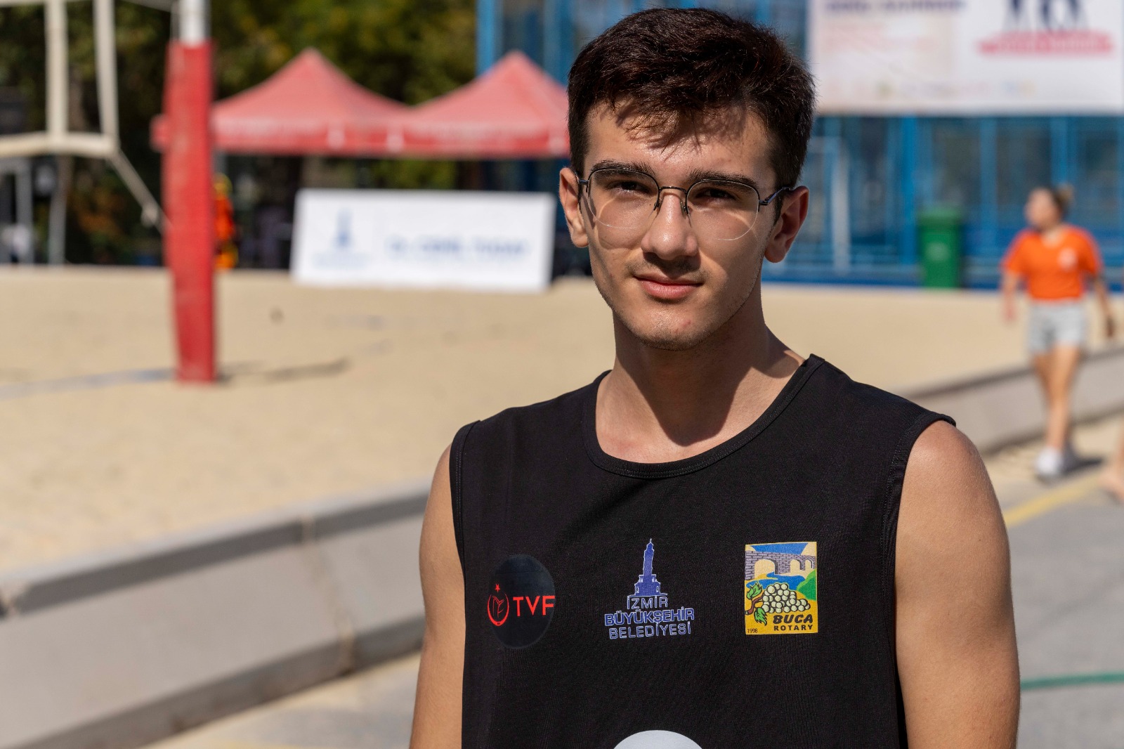 Liseli gençlerden plaj voleybolu ve müzik şöleni