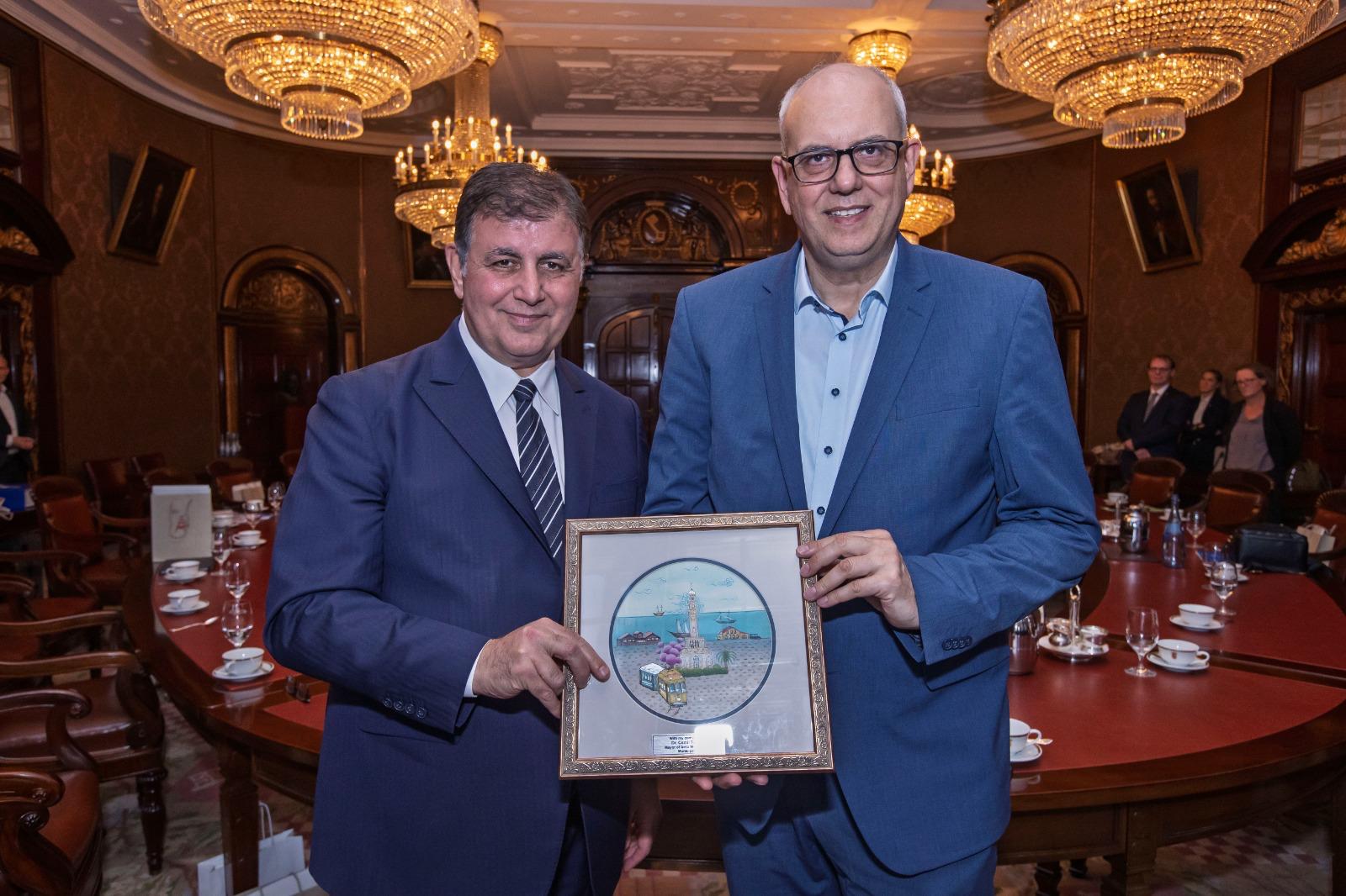 Başkan Tugay ve İzmir heyeti Almanya’da önemli temaslarda bulundu