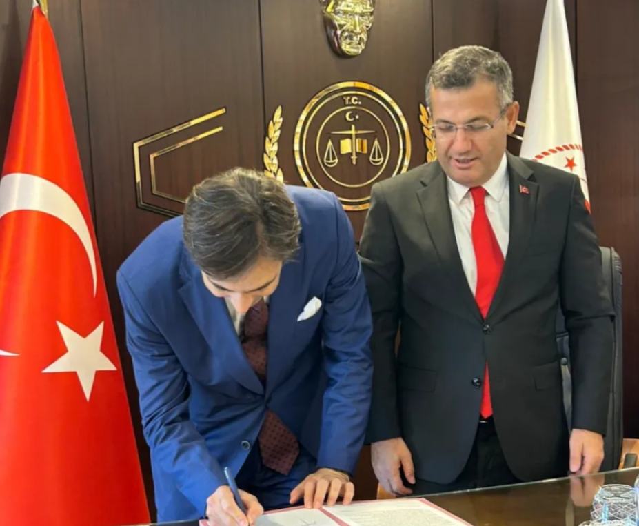 İzmir Cumhuriyet Başsavcı Vekili Bekir Şahiner, kendi isteğiyle emekliye ayrıldı.