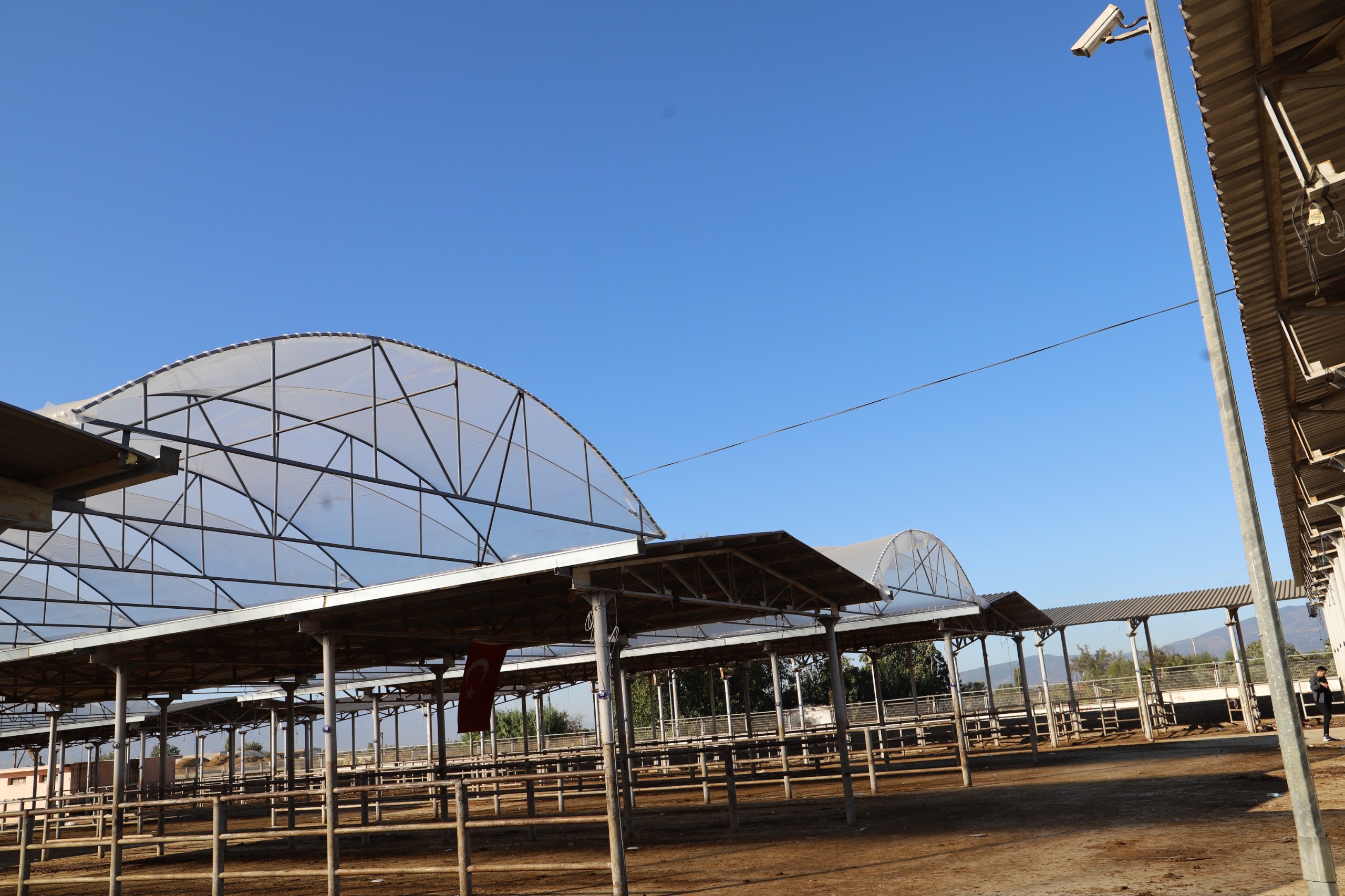 Hayvan Pazarı’nda 600 metrekare alanın üstü kapatıldı