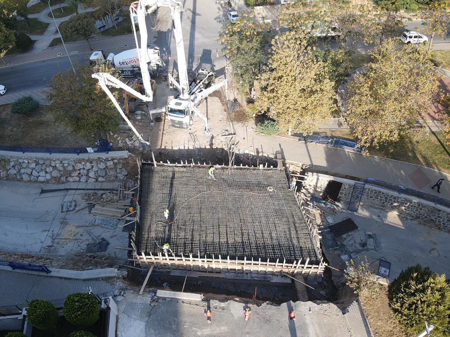 Bayraklı'da yol ve köprü yenileme çalışmaları sürüyor