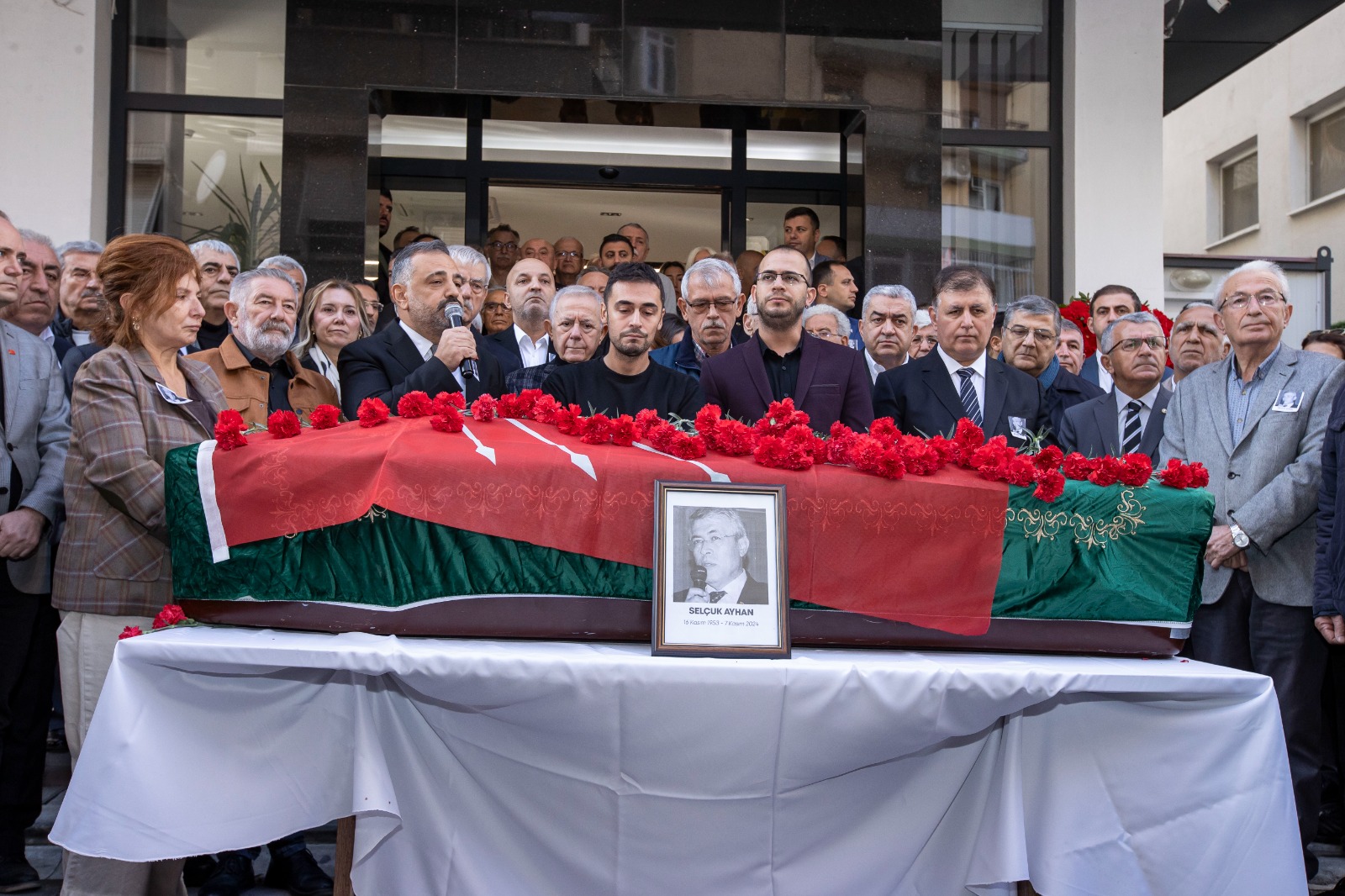 Selçuk Ayhan son yolculuğuna uğurlandı