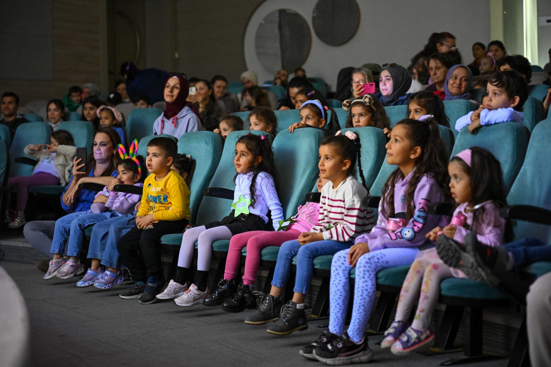 Bornovalı çocuklara eğitici ve eğlenceli kukla gösterisi