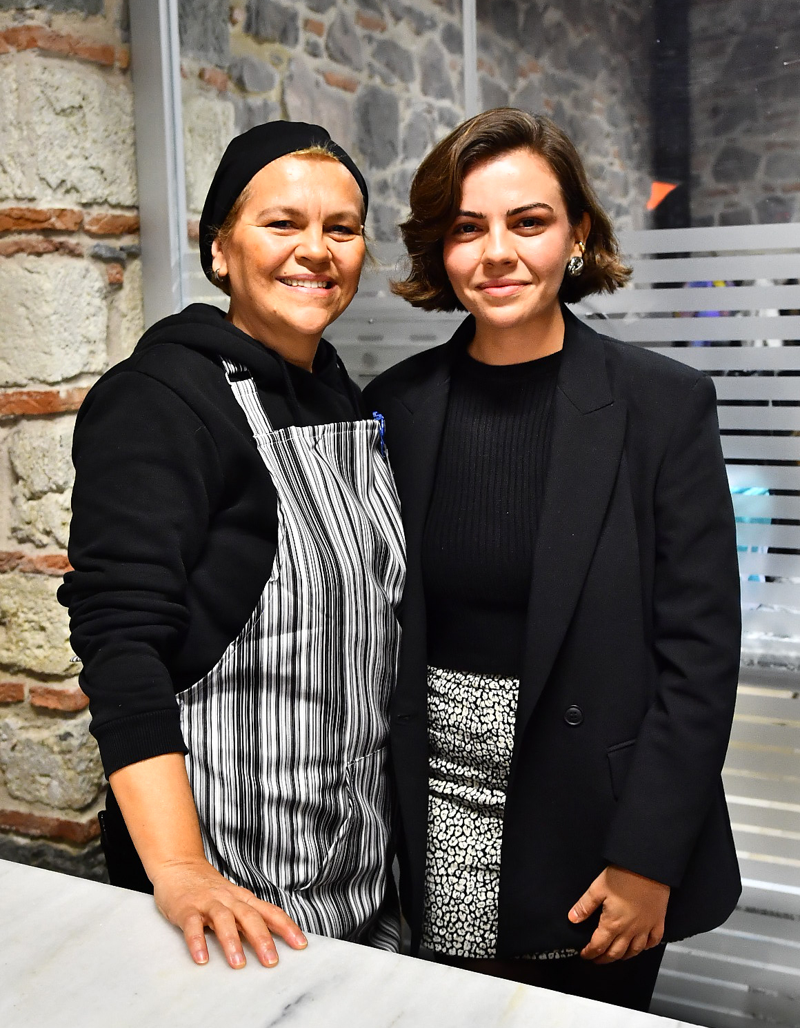 İşaret diliyle pasta yapıyorlar