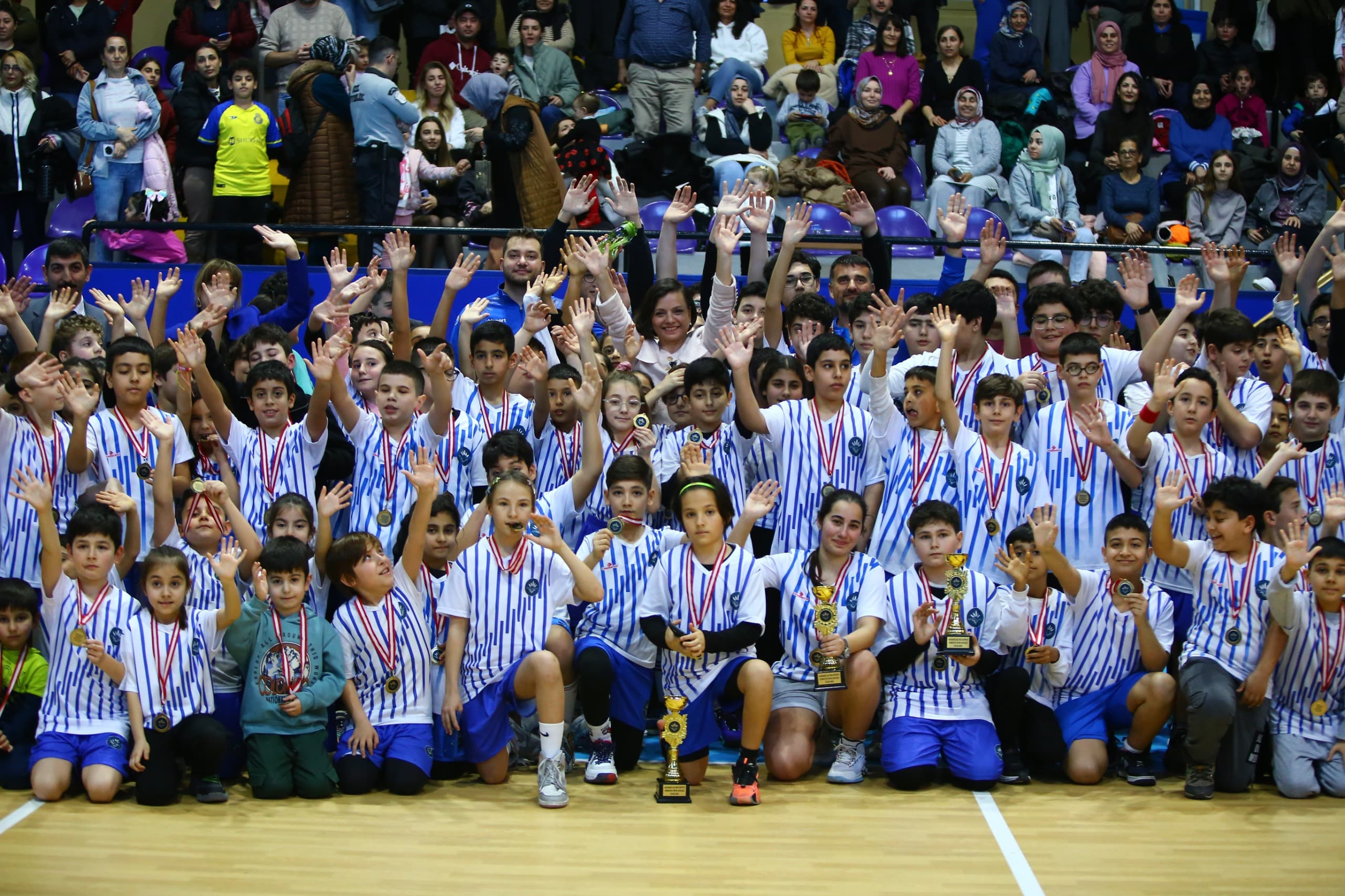 Karabağlar Belediyesi’nden 850 spor okulu öğrencisiyle coşkulu sömestr şenliği