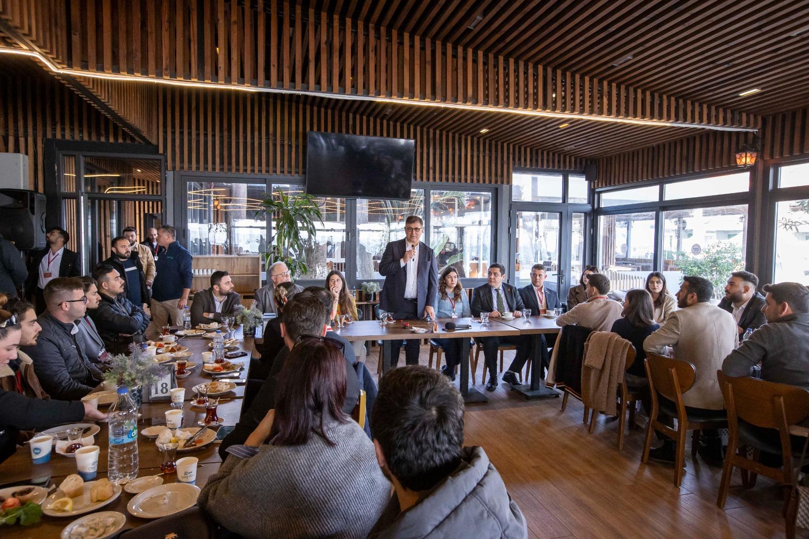 Başkan Tugay Çeşme’de gençlerle buluştu “Kestikleri 3 milyar lira 3 Karşıyaka Stadı demek”