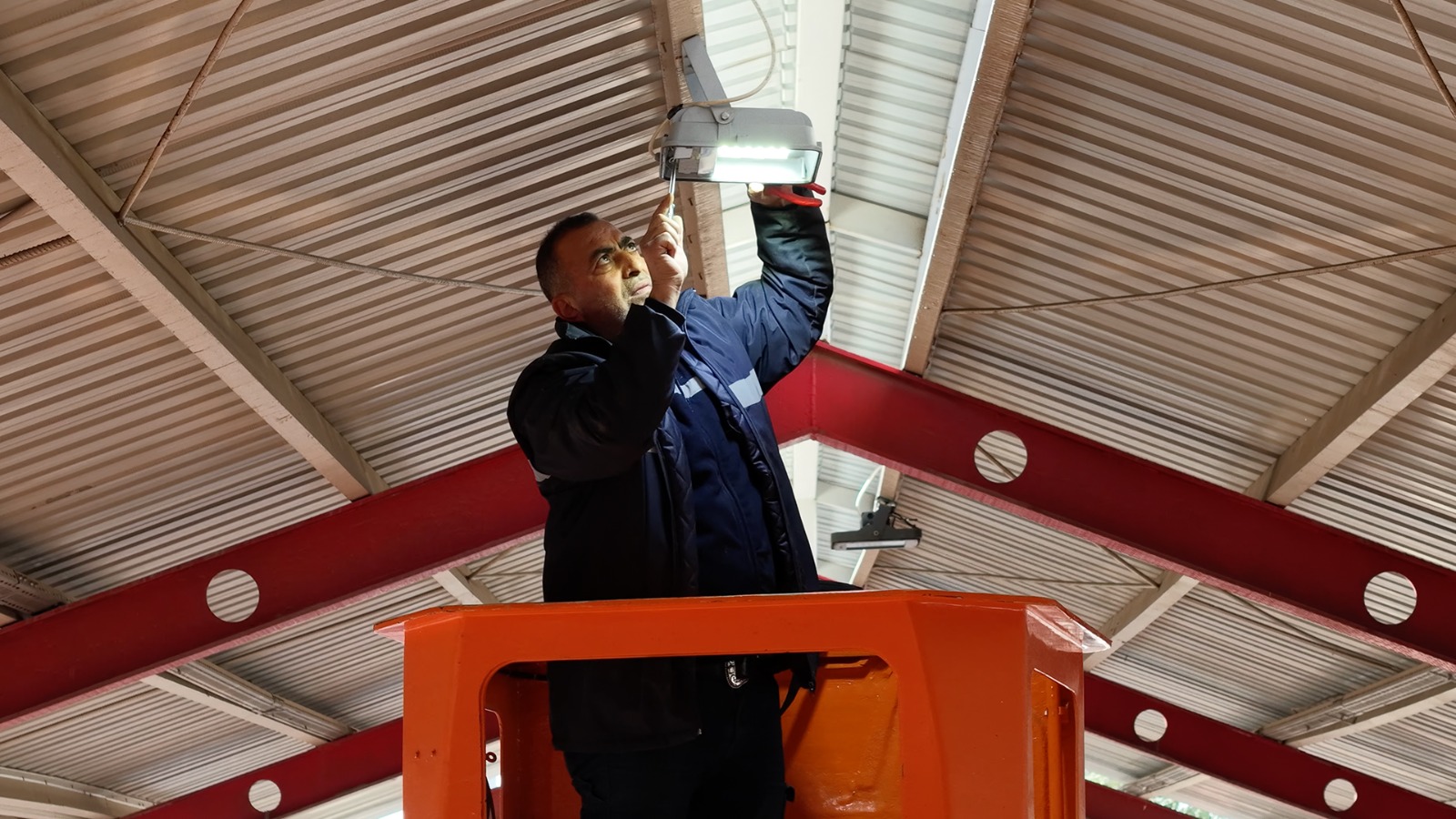 Bayraklı’da pazar yerleri yenileniyor