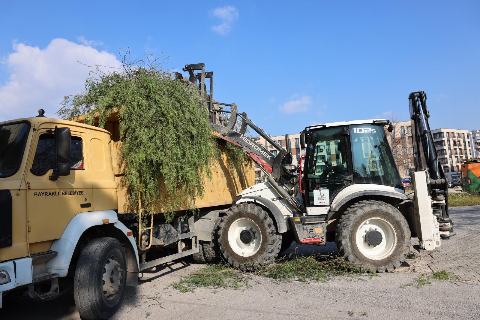 Bayraklı'da parklara kapsamlı bakım