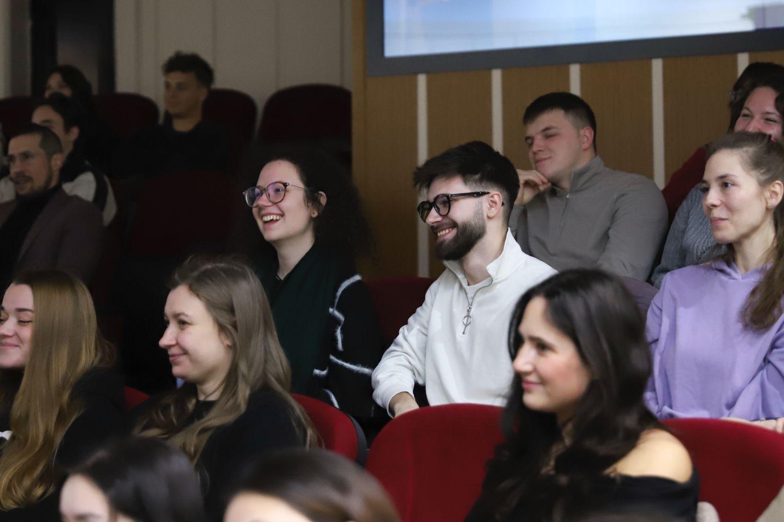 DEÜ'DE ULUSLARARASI BULUŞMA: ERASMUS ÖĞRENCİLERİ İZMİR'DE!