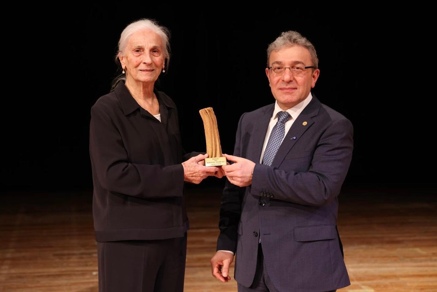 DEÜ'DE TİYATRO COŞKUSU: MUHSİN ERTUĞRUL VE SUAT TAŞER ÖDÜLLERİ SAHİPLERİNİ BULDU