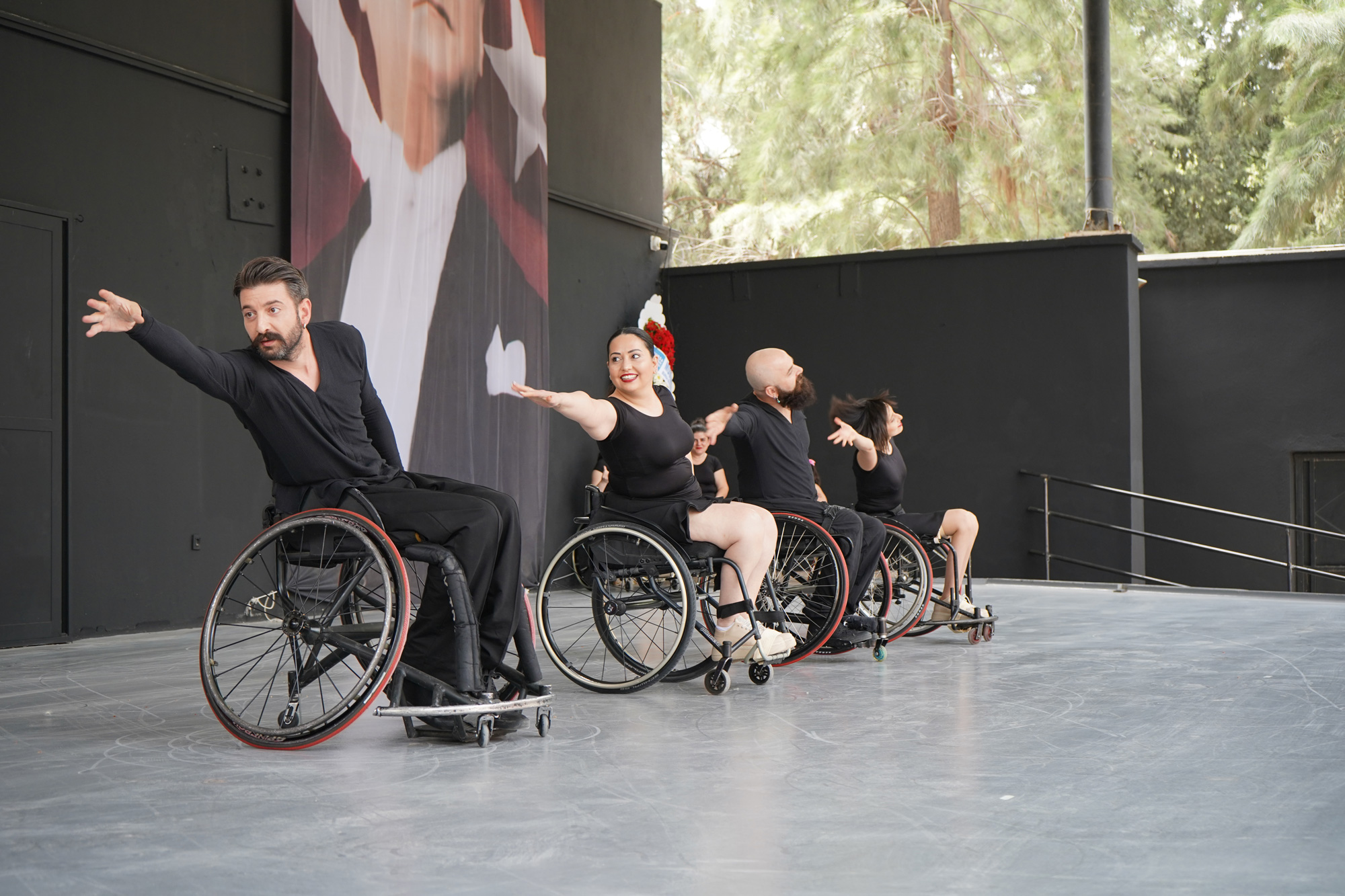 Dansın gücüyle engelleri aştılar