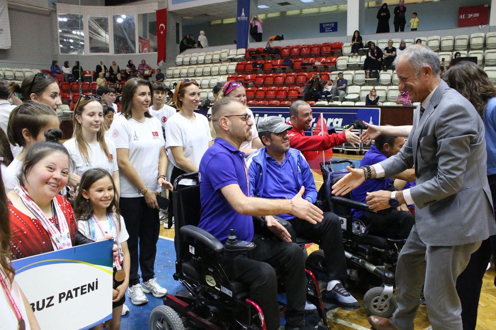 Celal Atik Spor Salonu’nda gençlik buluşması
