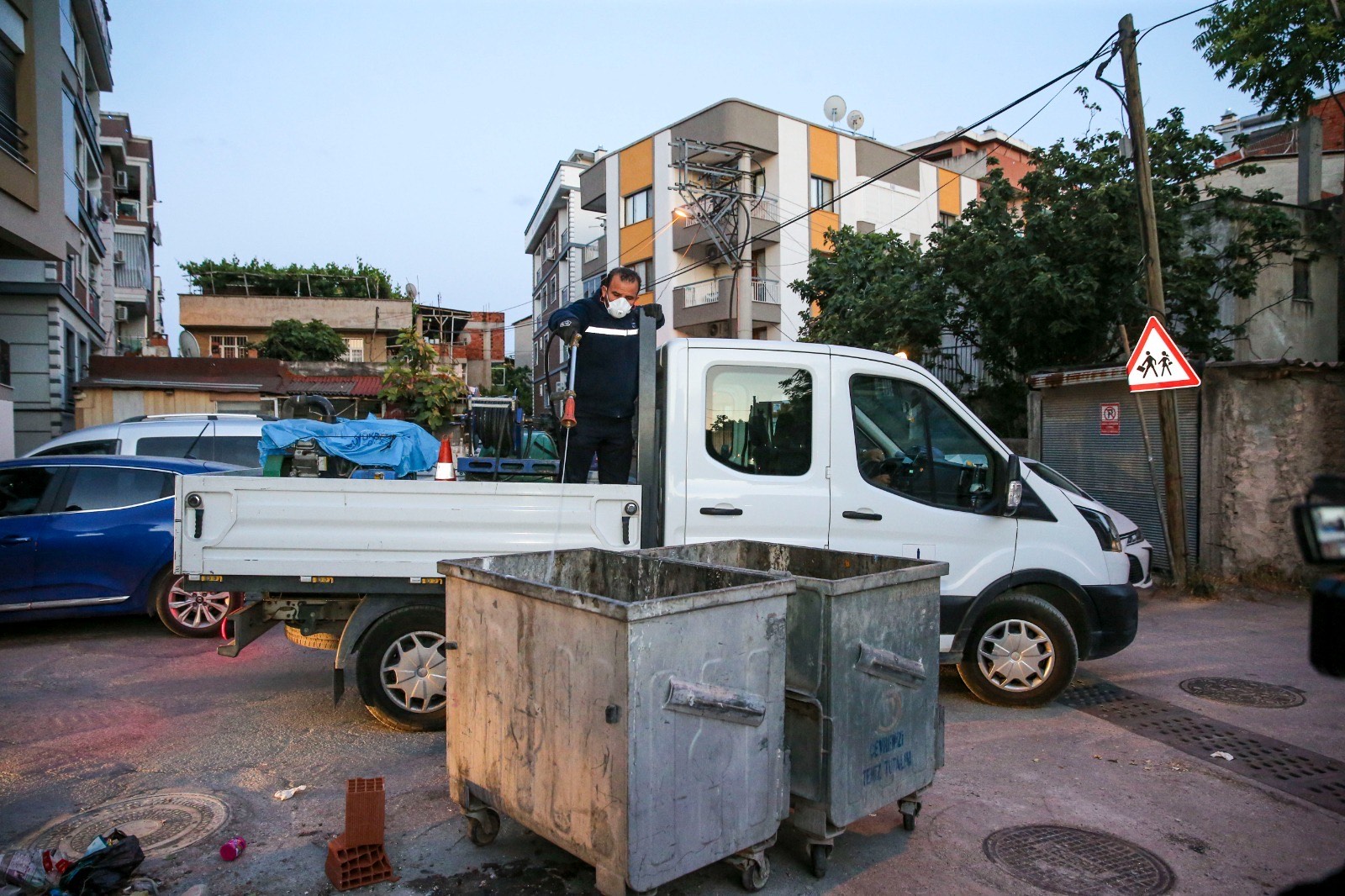 Karşıyaka’da ilaçlama ekiplerinden akşam mesaisi