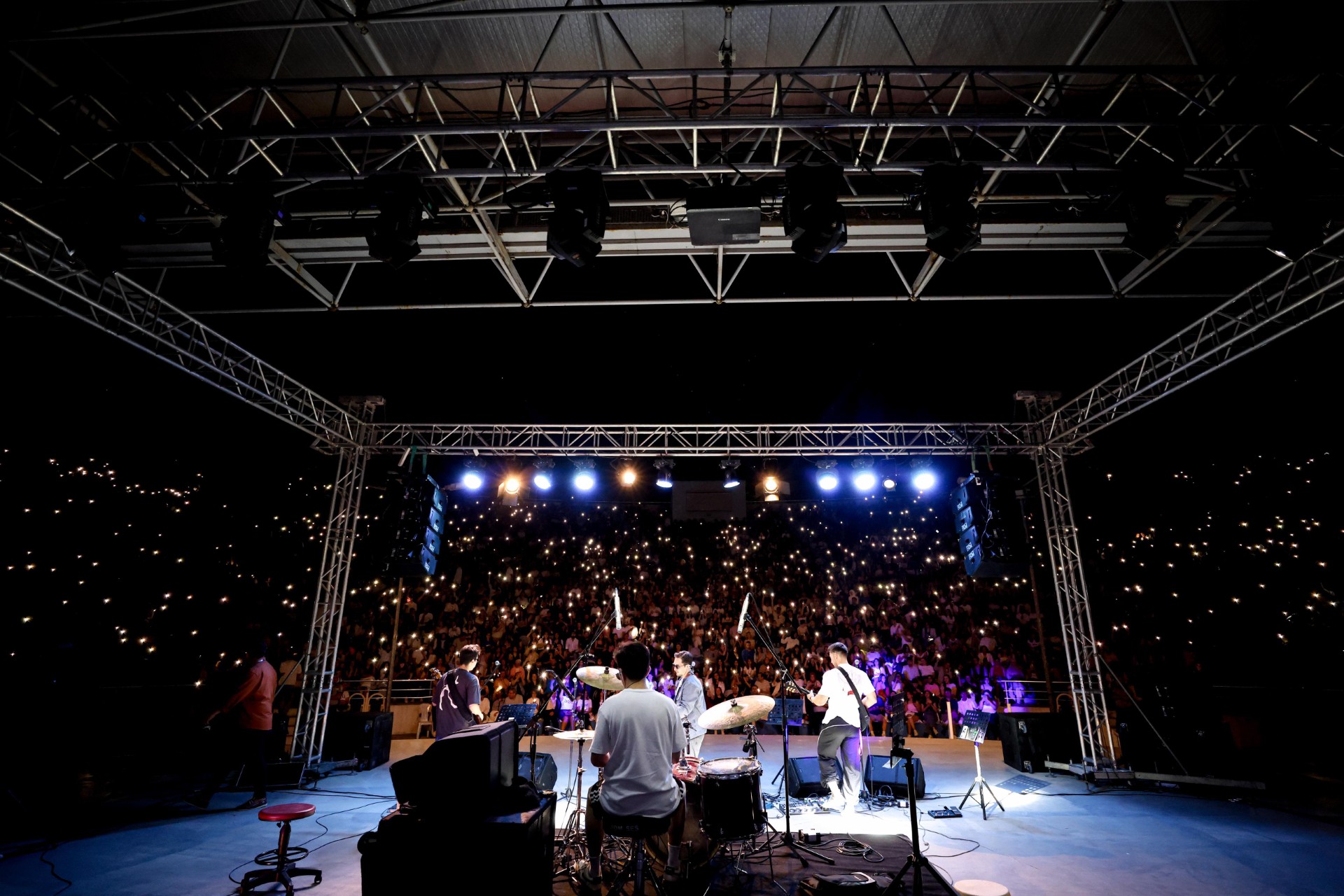 DEÜ'DE FESTİVAL COŞKUSU: UMUT KAYA SAHNE ALDI