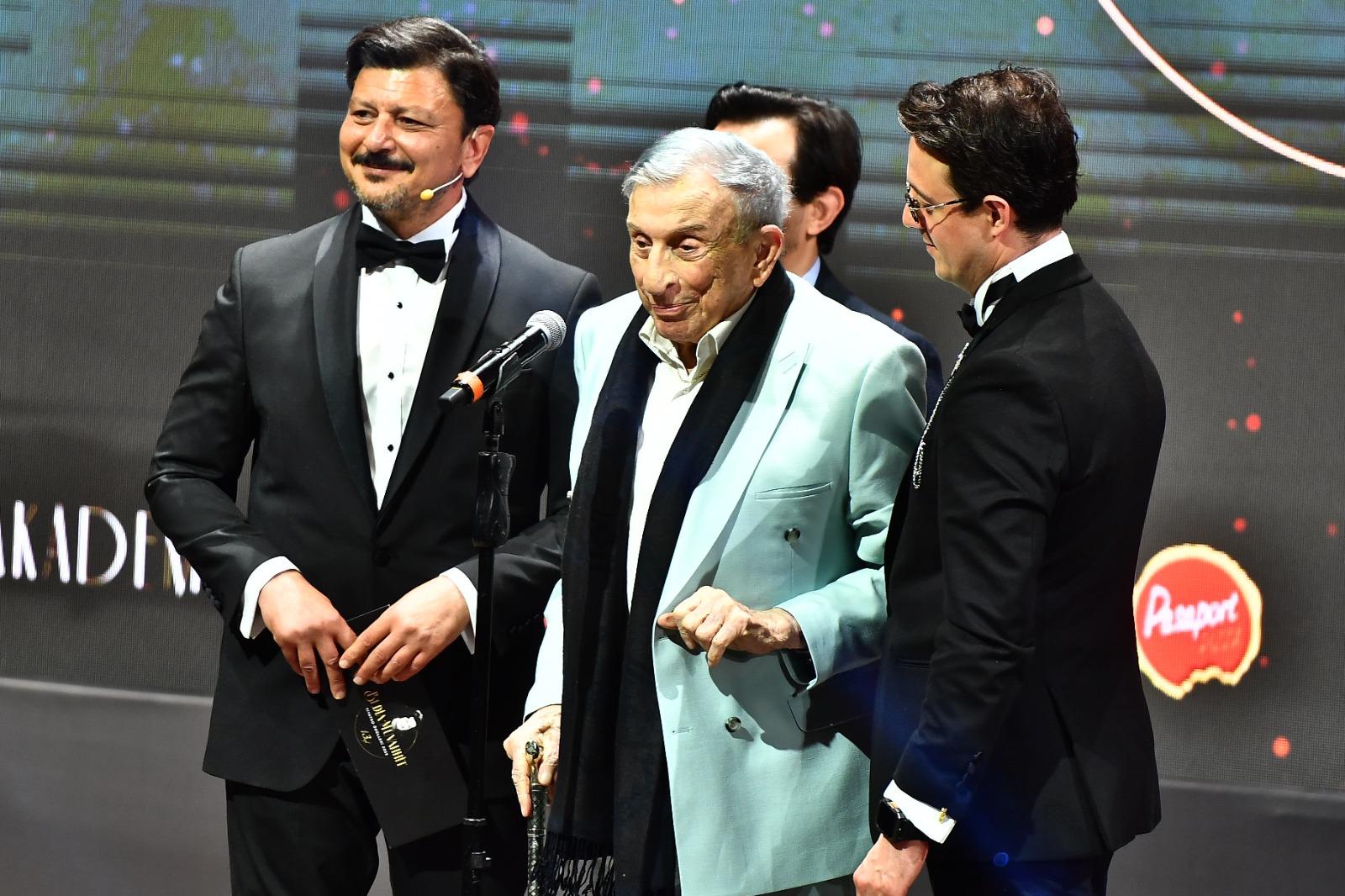 Büyükşehir’e iki tiyatro ödülü birden