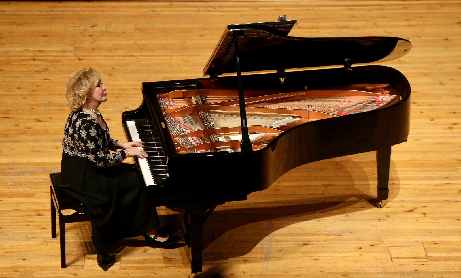 Ünlü piyanist Gülsin Onay 20 Haziran’da Karşıyaka’da
