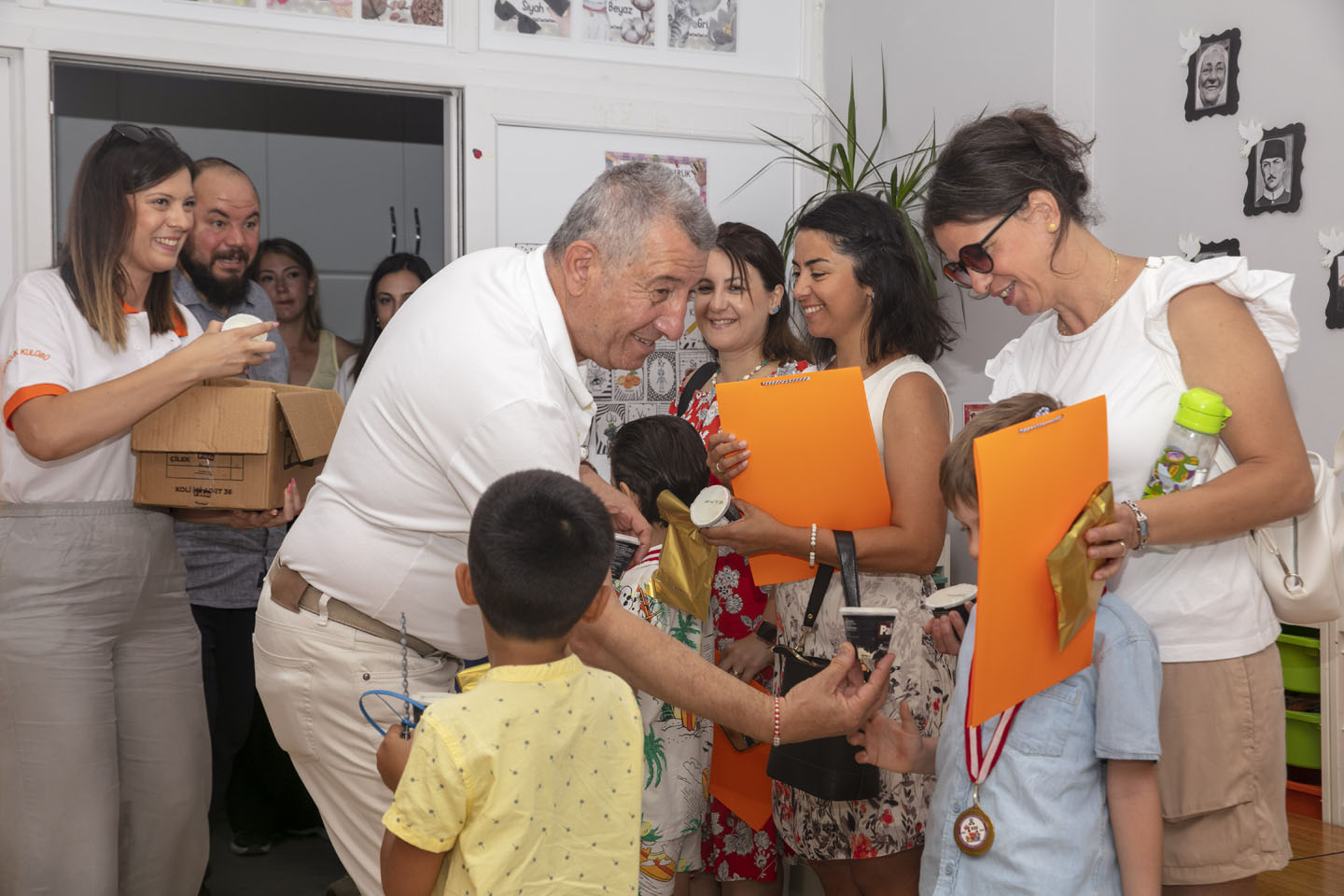Güzelbahçe Belediyesi’nden Öğrencilere Tatlı Sürpriz: Öğrencilere Dondurma ve Hamburger