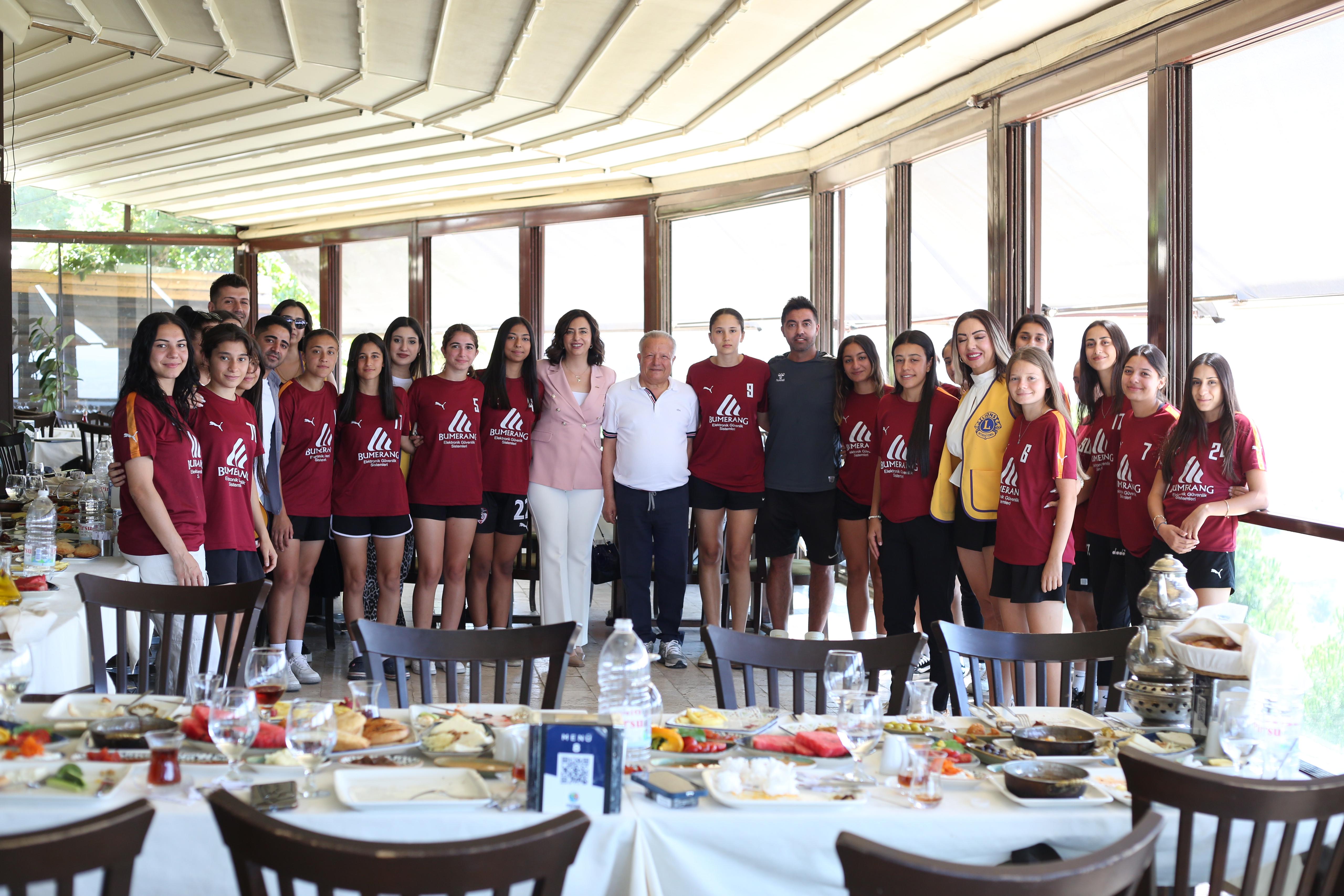 Kahramanlar Lions Kulübü’nden Örnek Sosyal Sorumluluk Projesi: Görme Engellilere ve Kadın Futboluna Destek