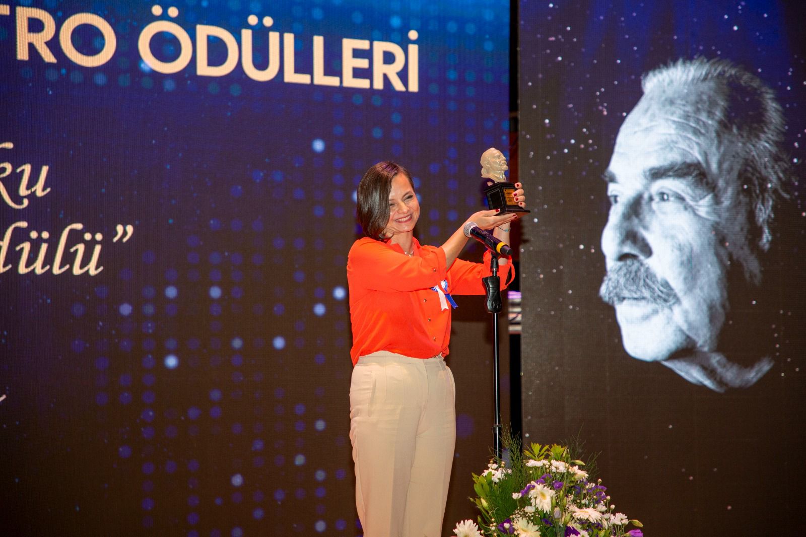 Başkan Kınay’a “Özdemir Nutku İzmir Değer Ödülü”