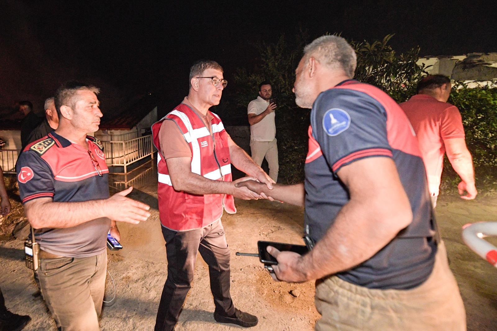 Ekipler Doğanbey’de yerleşim yerlerindeki yangını kontrol altına aldı