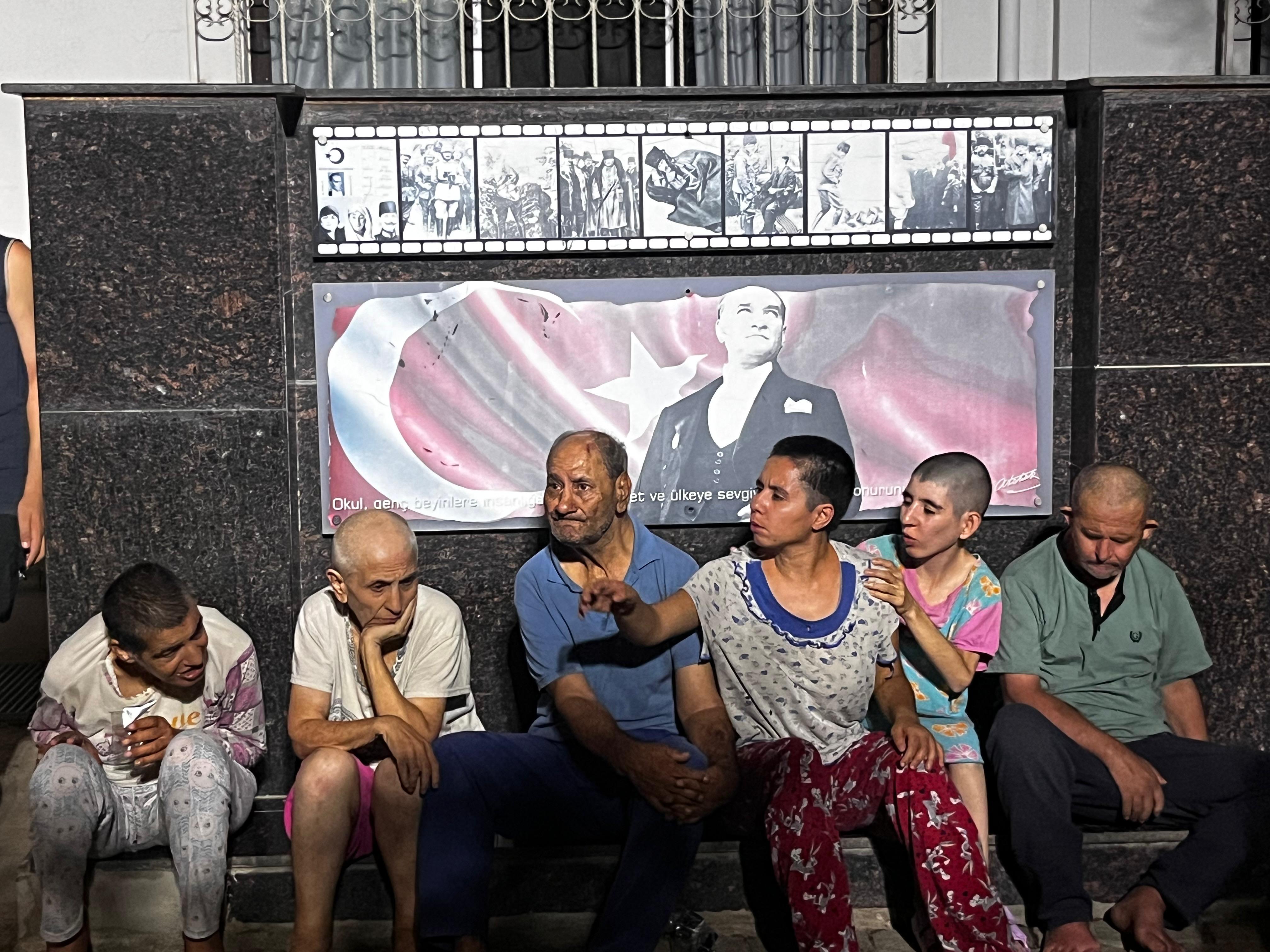 İzmir’deki bakımevinde korkutan yangın Tüm bakımevi sakinleri tahliye edildi