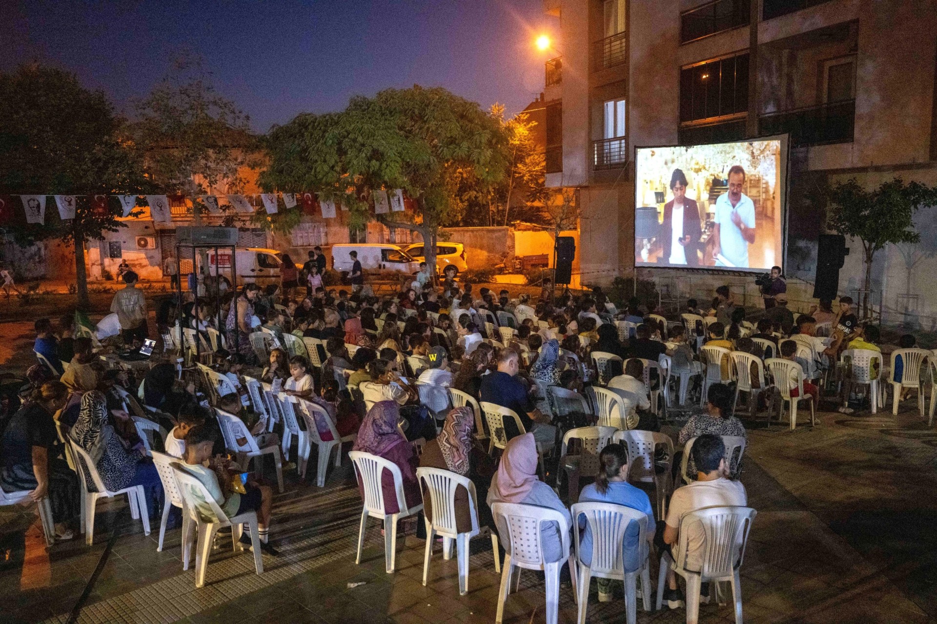 Binlerce Bornovalı açık hava sinemasında bir araya geldi