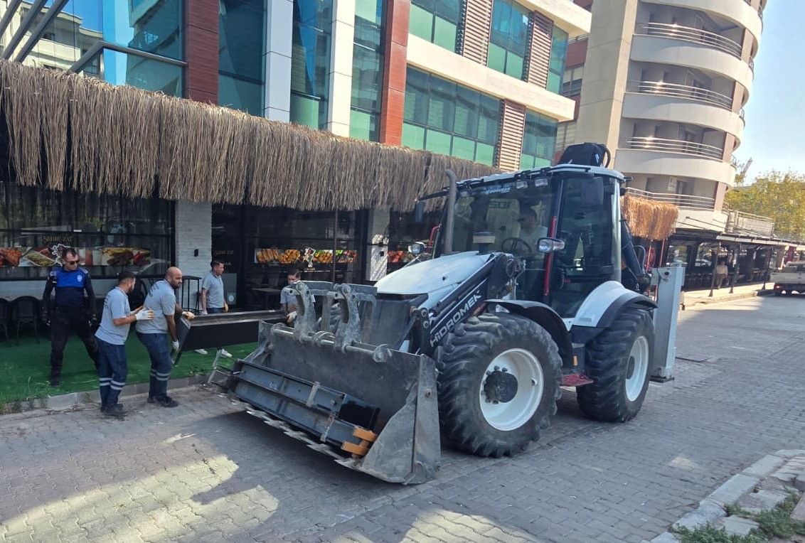Bayraklı'da kaldırım işgallerine geçit yok