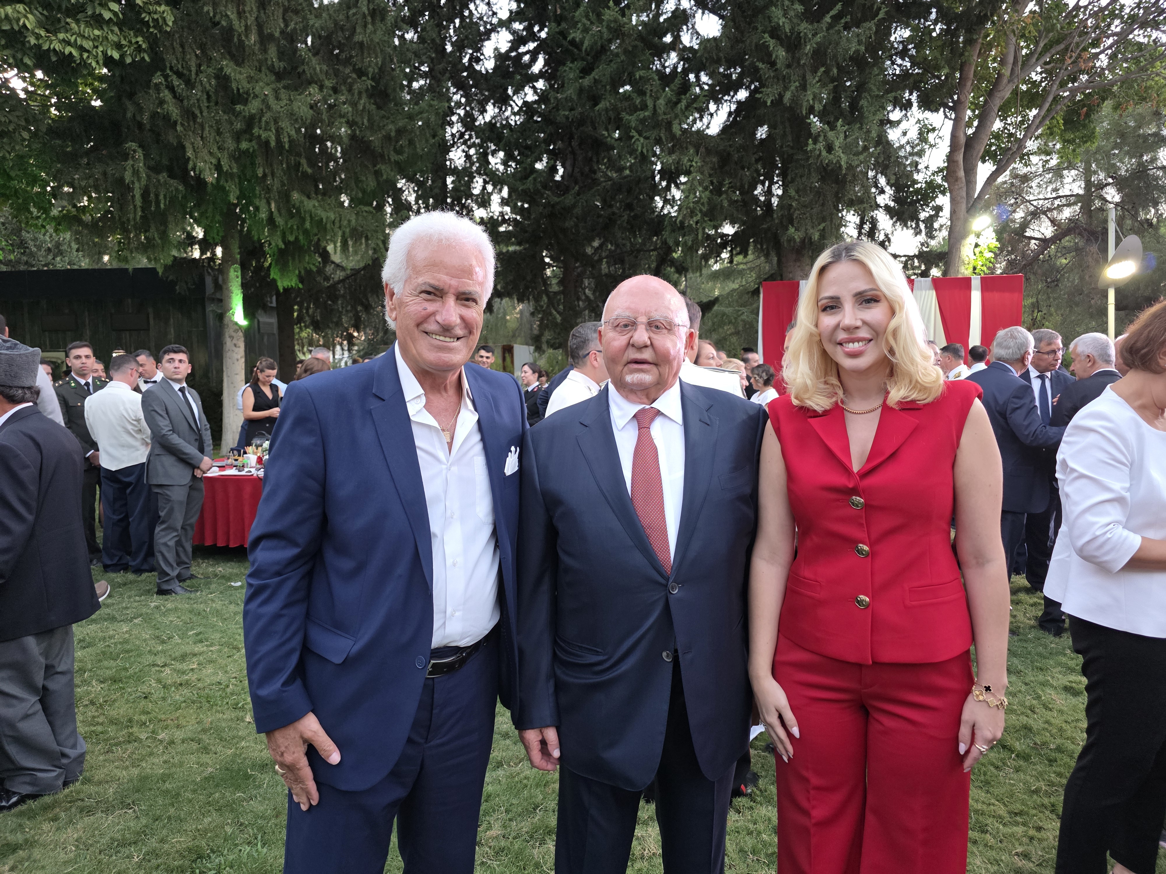 CUMHURİYETİMİZE SAHİBİZ, DÜŞMANA GEÇiT VERMEYiZ!