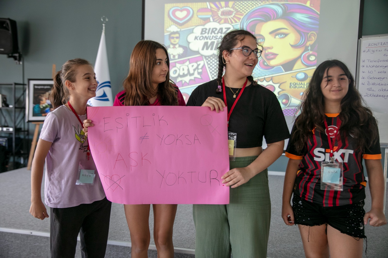 Güzelbahçe ve İBB işbirliğiyle "Güzelbahçe Belediyesi Kız Futbol Takımı'na Biraz Konuşalım mı?" eğitimi