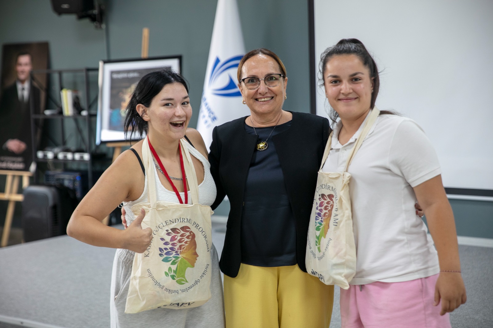 Güzelbahçe ve İBB işbirliğiyle "Güzelbahçe Belediyesi Kız Futbol Takımı'na Biraz Konuşalım mı?" eğitimi