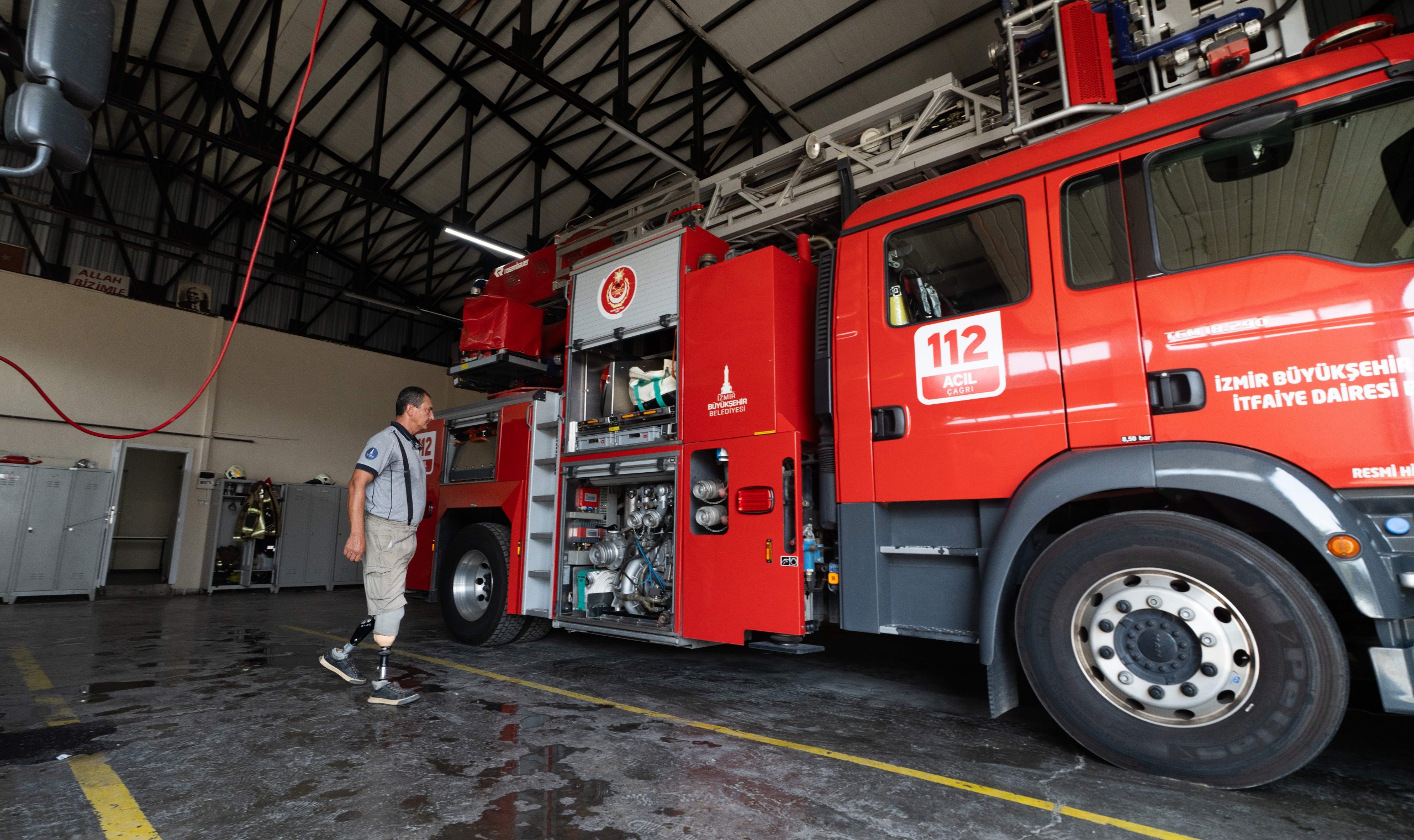 Engelli itfaiyeci çok sevdiği mesleğinden hiç kopmadı