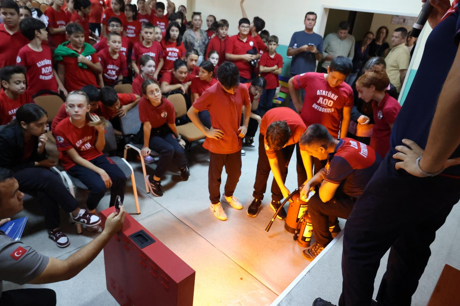 İzmir'de ateş savaşçıları öğrencilerle buluştu