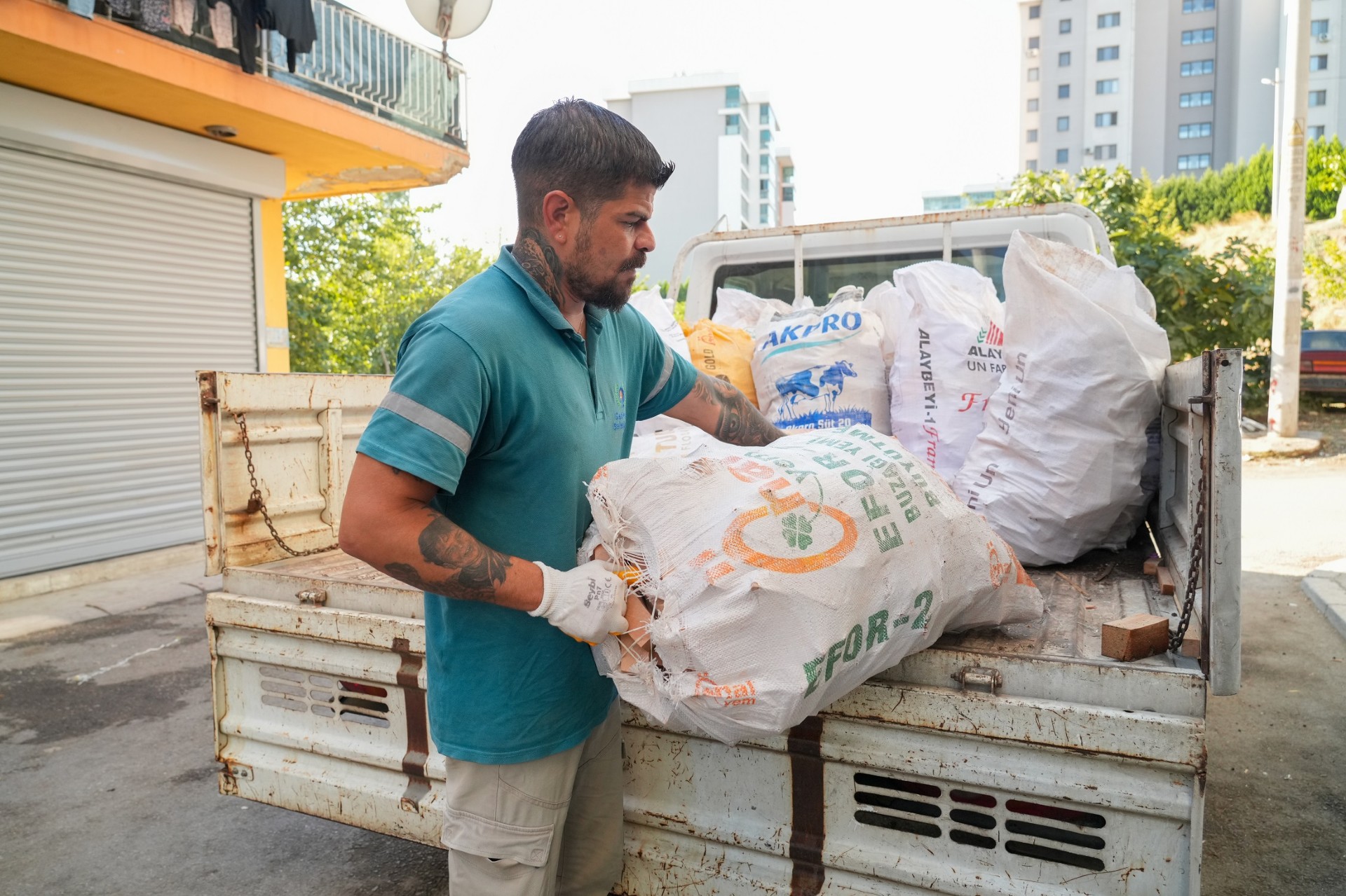 Gaziemir Belediyesi’nden yurttaşlara yakacak odun desteği